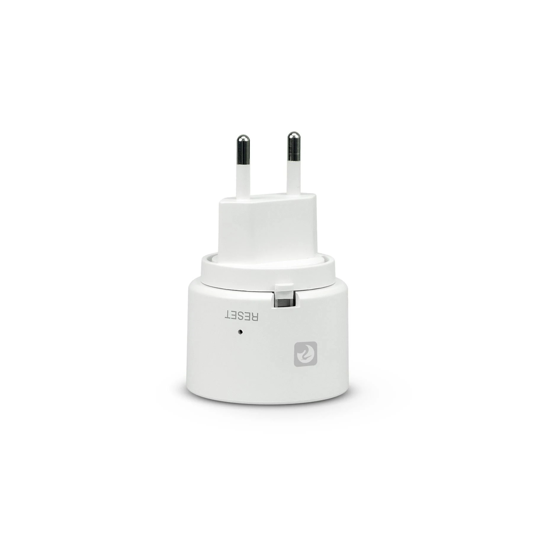 Un adaptador de corriente blanco con dos clavijas metálicas. Tiene la etiqueta 'RESET' y un logotipo. El fondo es blanco.