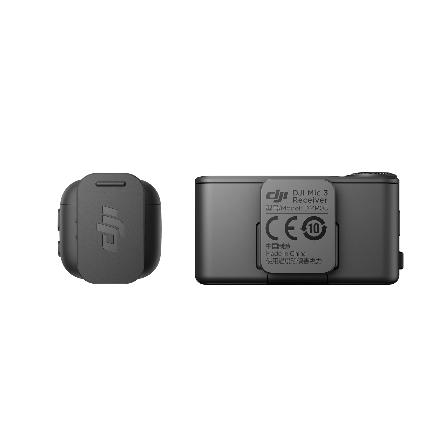 Dos dispositivos DJI Mic 3 sobre un fondo gris. Uno es una funda. El otro es un receptor con etiquetas, incluyendo Made in China.