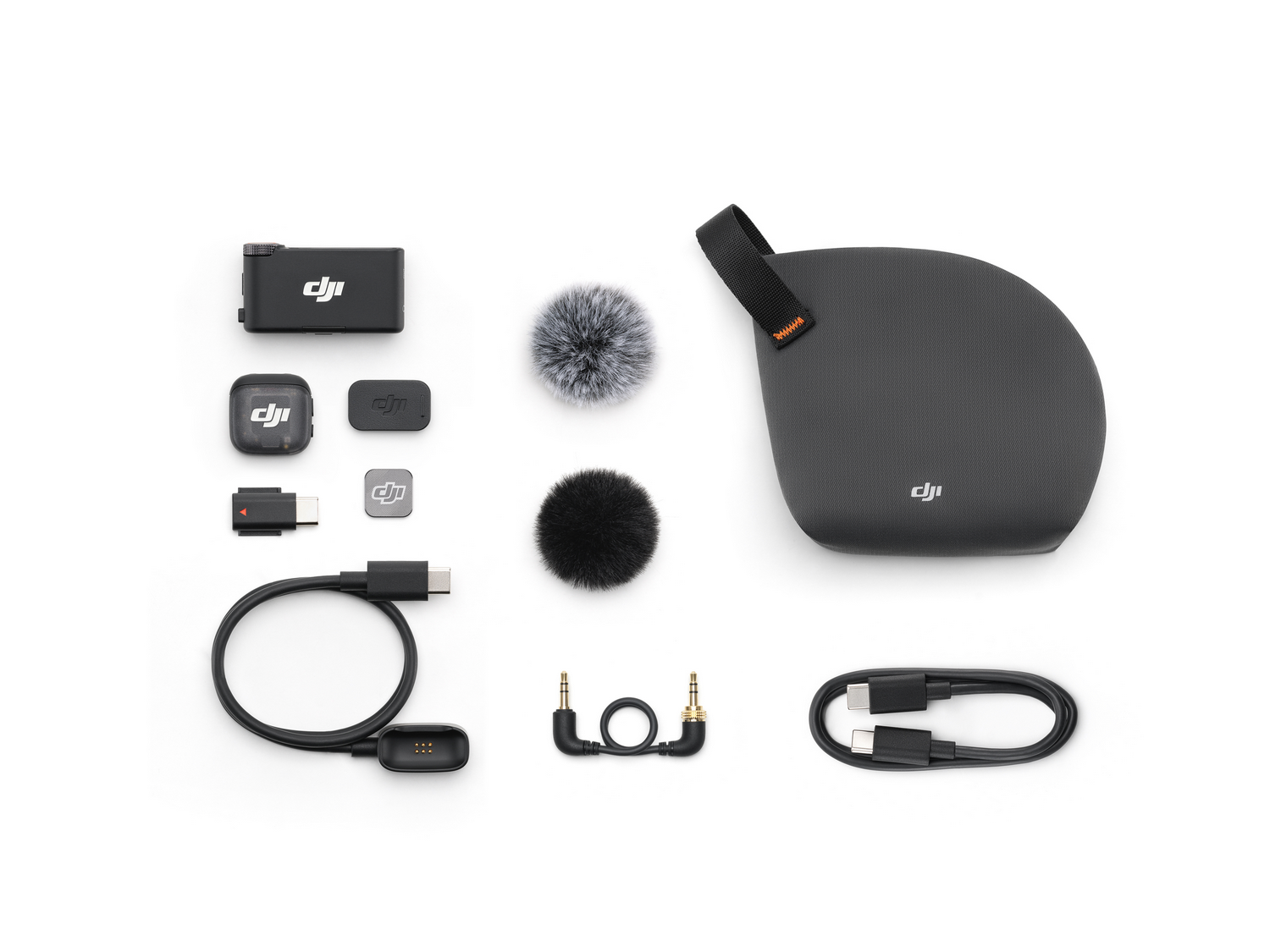 Kit de micrófono DJI. Incluye micrófonos, cables, parabrisas y estuche. Predominan los colores negro y gris.