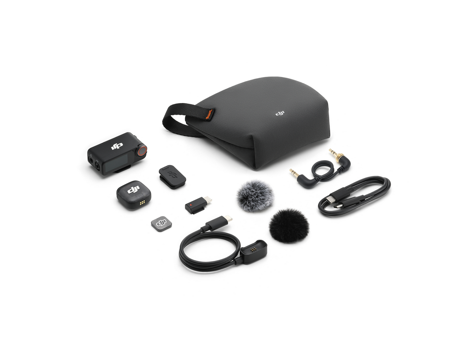Kit de micrófono DJI sobre superficie blanca. Incluye: estuche, micrófono, receptor, adaptadores, cables y dos protectores de viento peludos.
