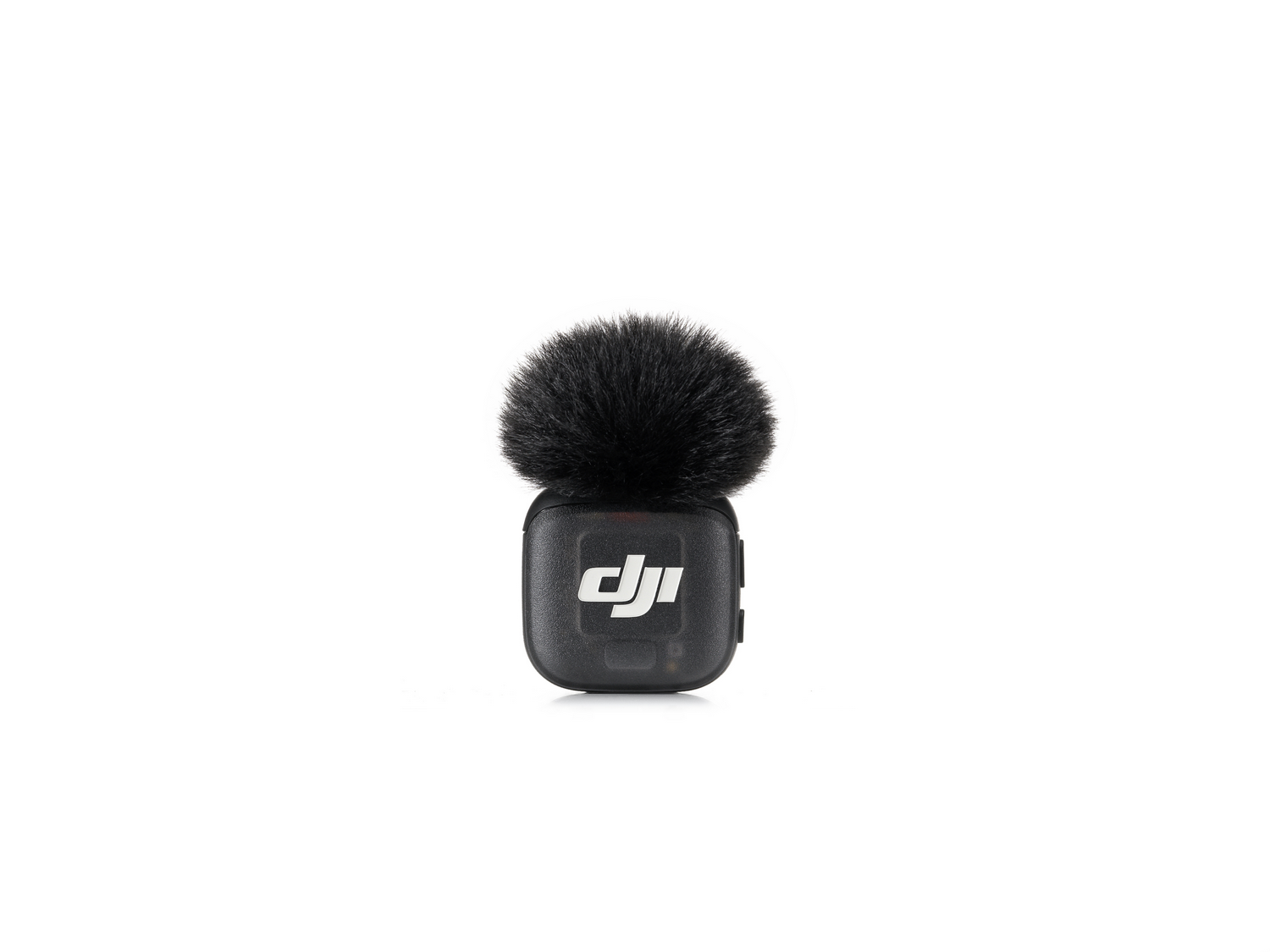 Un micrófono negro con un parabrisas peludo está centrado sobre un fondo blanco. El micrófono tiene un logo DJI.