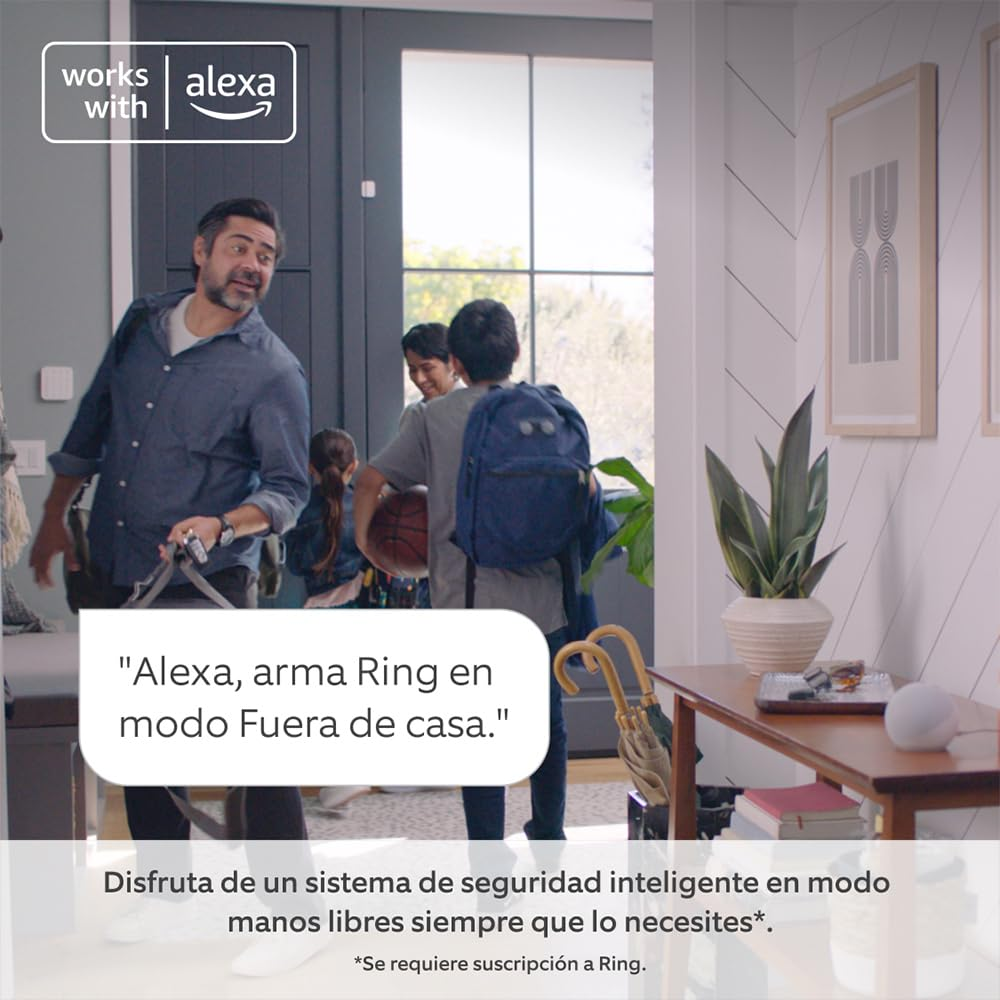 Un hombre y tres niños entran a una casa. Una mesa tiene una planta y decoración. El texto dice 'Alexa, arma Ring...'