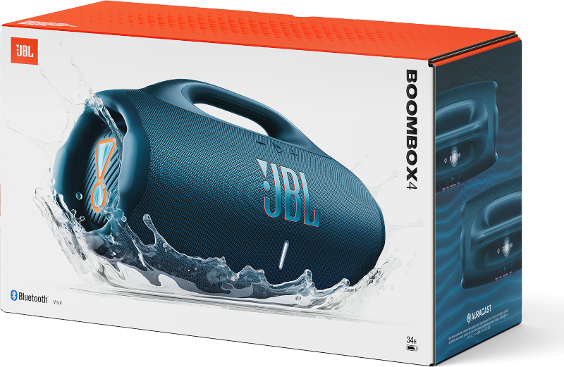 JBL Boombox 4 Lautsprecher in Verpackung. Dunkelblauer Lautsprecher mit Wasserspritzeffekt. Oranger Karton und blauer Hintergrund.