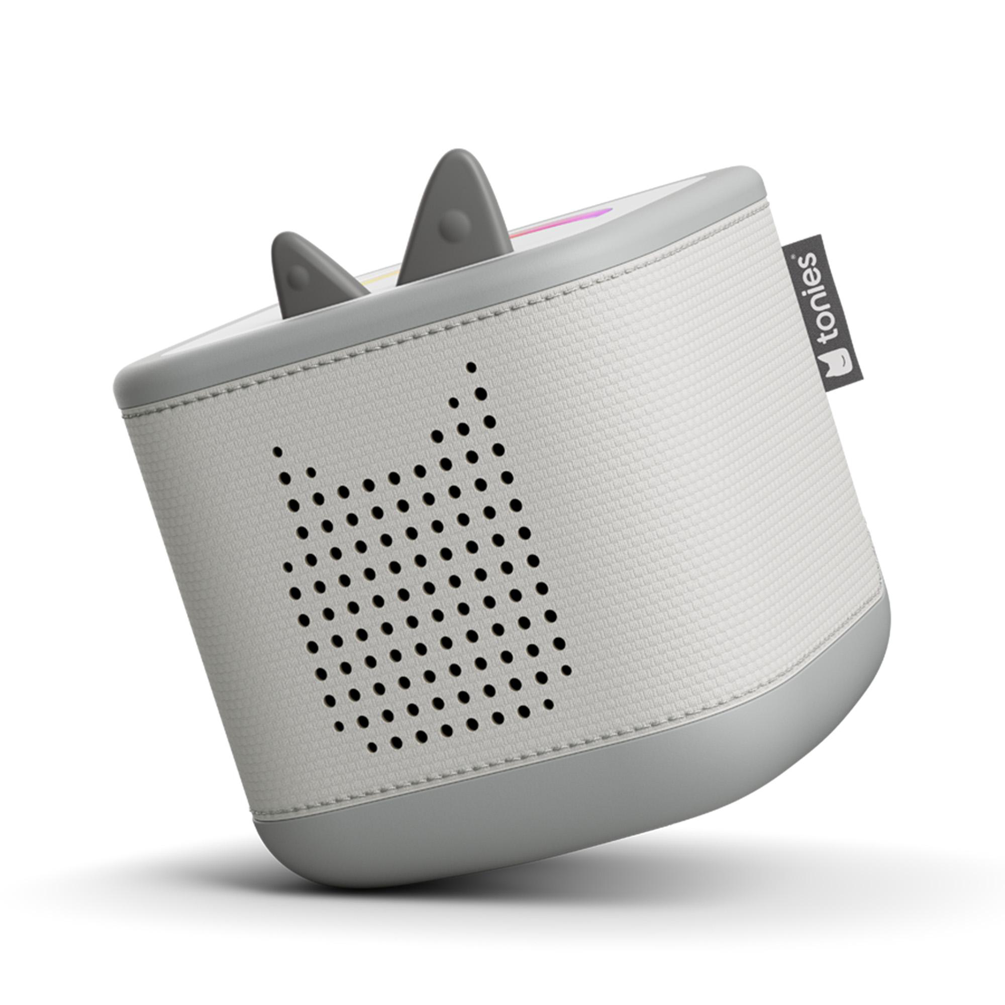 Eine graue und weiße Toniebox, ein Kinderaudioplayer, mit zwei grauen Ohren oben und einem Katzen-Gesicht-Lautsprecher.