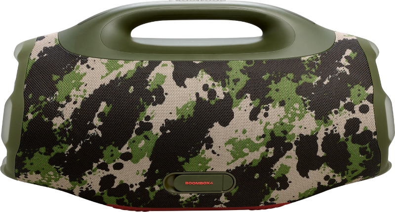 Ein Lautsprecher Boombox 4 mit Tarnmuster. Er hat einen Griff oben. Die Farben sind Grün, Schwarz und Beige. Rote Akzente befinden sich unten.