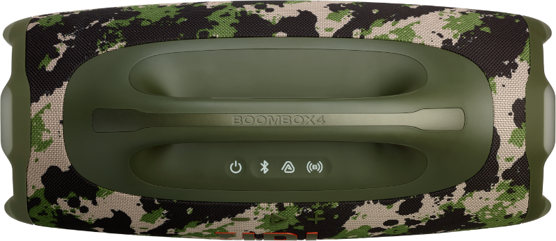 Ein JBL Boombox 4-Lautsprecher mit Tarnmuster. Verfügt über einen dunkelgrünen Griff, Bedientasten und den Text "BOOMBOX 4".