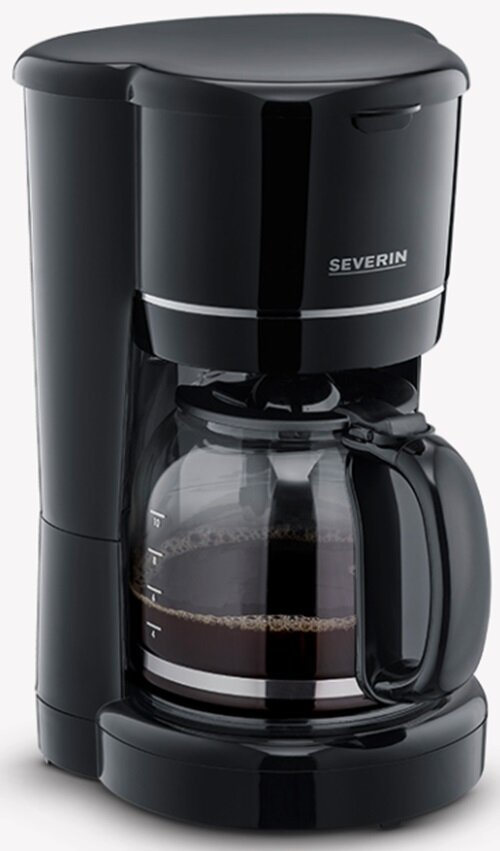 Czarny ekspres do kawy Severin ze szklanym dzbankiem wypełnionym kawą. Widoczne srebrne akcenty. Ekspres stoi na białej powierzchni.