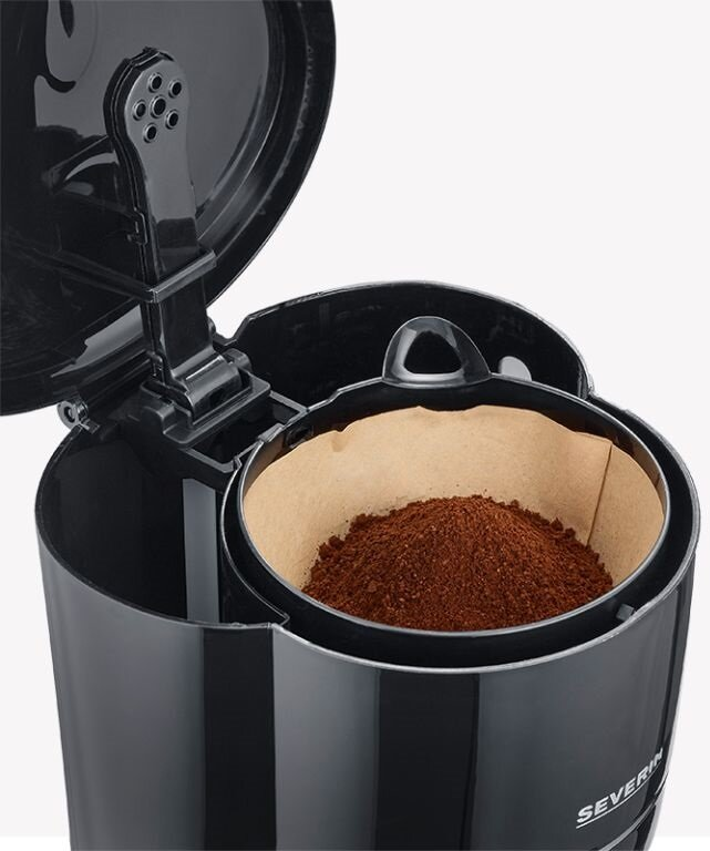 Czarny ekspres do kawy z otwartą pokrywą. Wewnątrz filtr z mieloną kawą. Widoczna nazwa marki 'Severin'.