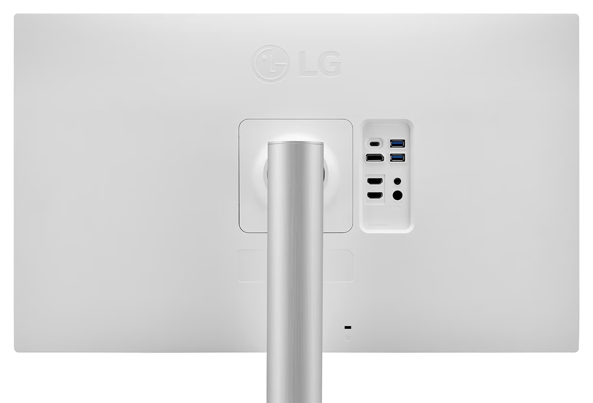 Tył białego monitora LG. Porty USB, HDMI i zasilania. Srebrna podstawa. Logo LG u góry.