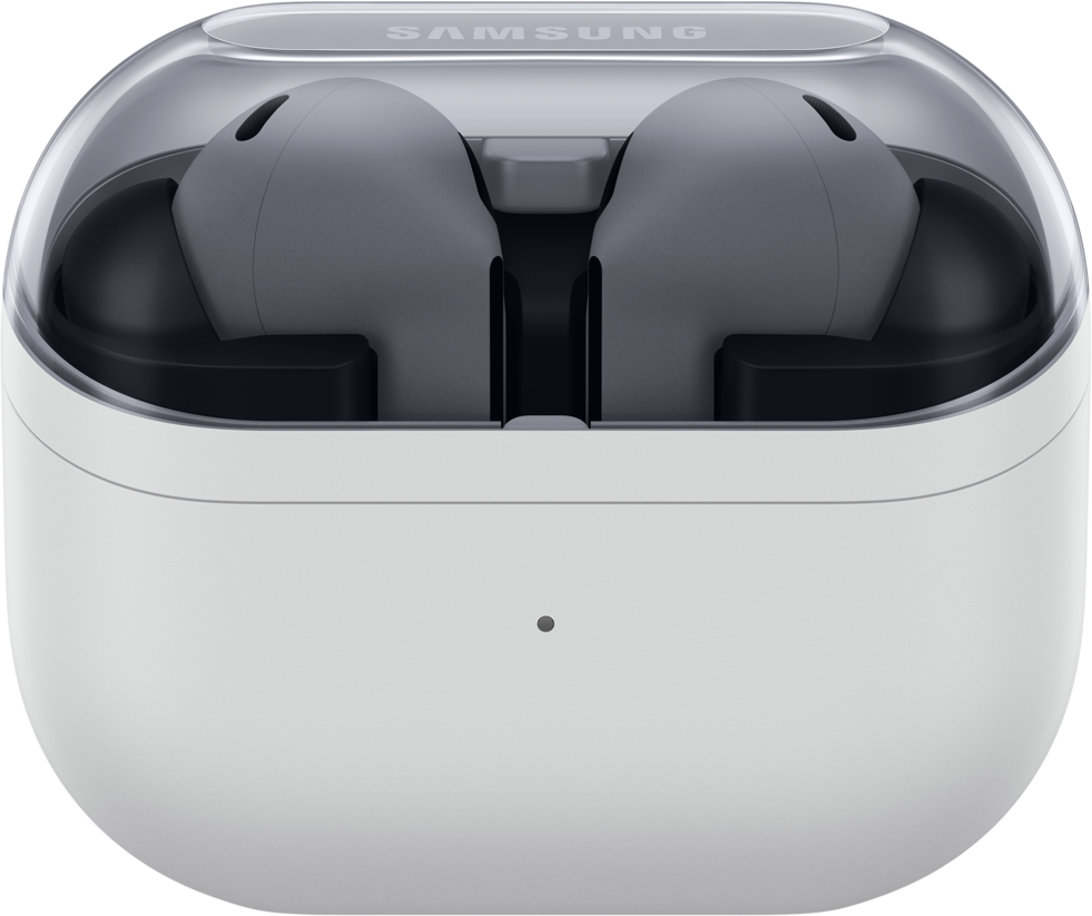 Boîtier de chargement d'écouteurs blanc avec couvercle transparent. Écouteurs gris à l'intérieur. La marque Samsung est visible.