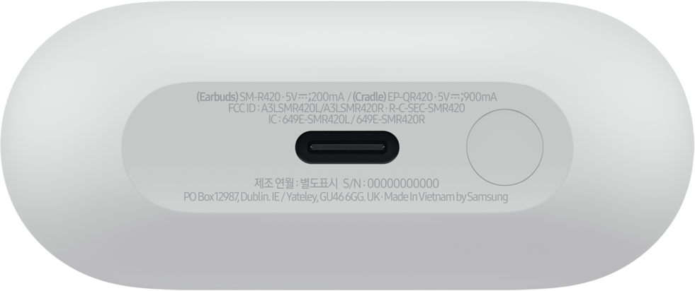 Un appareil blanc, de forme ovale, possiblement un étui de chargement, avec du texte imprimé incluant des numéros de modèle et de série, et un port USB-C.