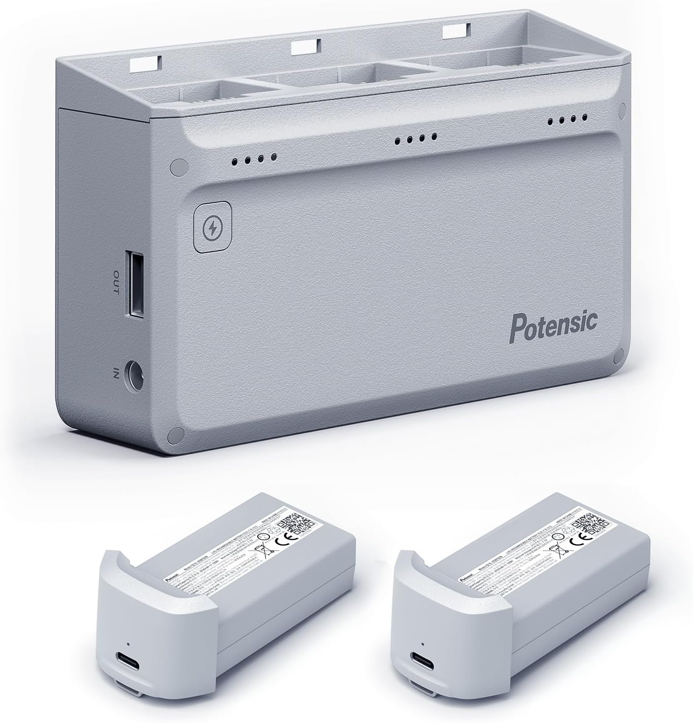 Szürke Potensic drón akkumulátortöltő alatta két akkumulátorral. A töltő USB és töltő portokkal rendelkezik. Az akkumulátorok szürkék.