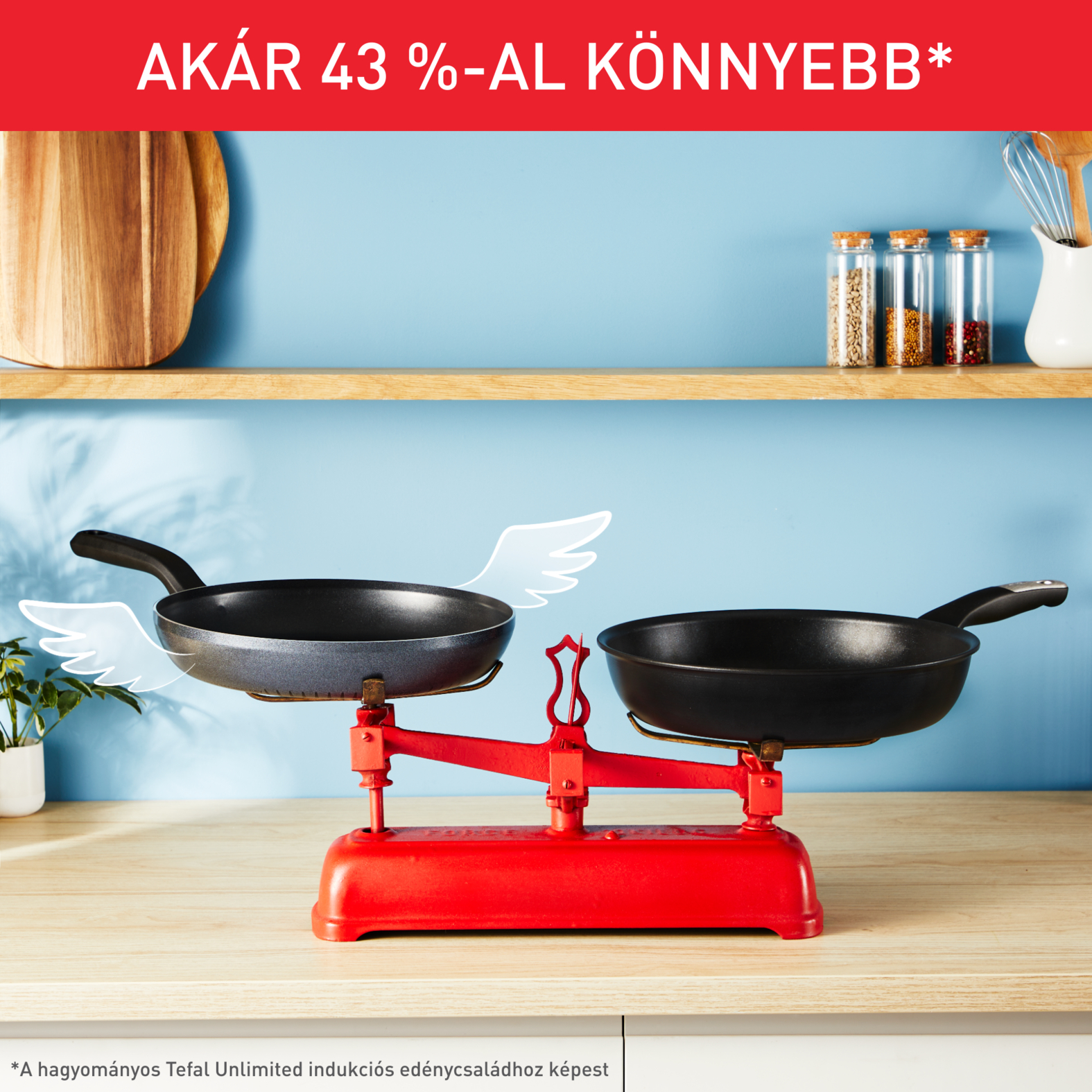Egy mérleg két serpenyőt egyensúlyoz; az egyik szárnyakkal. A háttérben egy polc fűszerekkel és konyhai eszközökkel látható.