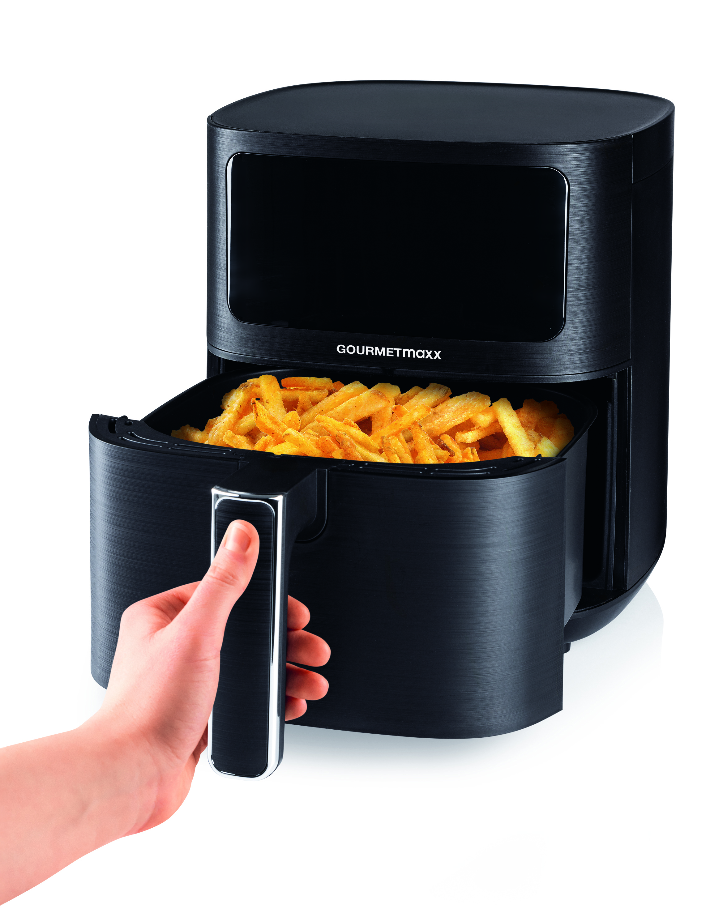 Ein schwarzer Airfryer mit Pommes im Korb wird von einer Hand gehalten. Der Markenname GOUMETMAXX ist sichtbar.