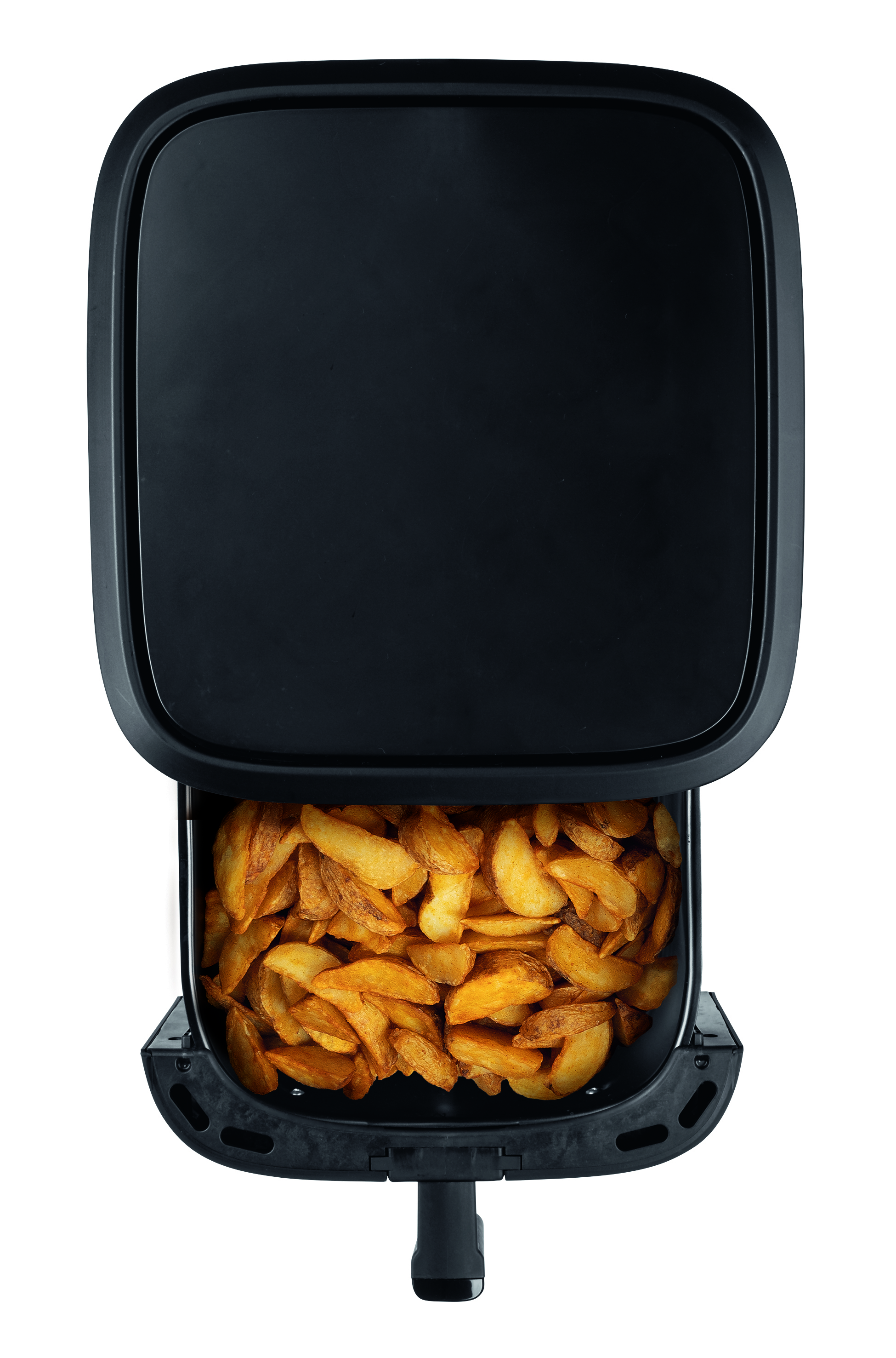 Eine Draufsicht zeigt eine schwarze Heißluftfritteuse mit herausgezogenem Korb, gefüllt mit goldbraunen Kartoffelspalten.