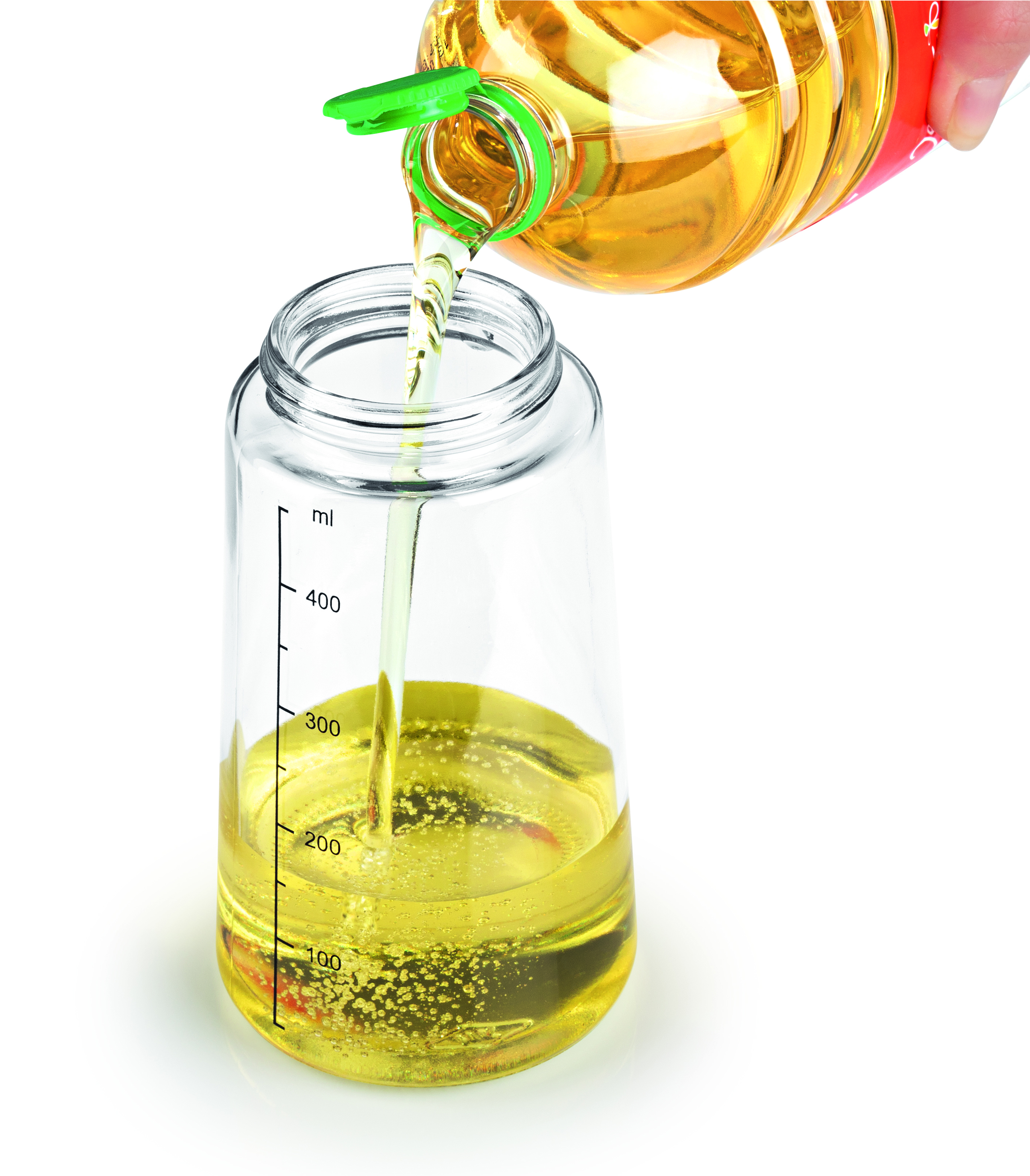 Sonnenblumenöl gießt aus einer Flasche in ein Messglas. Das Glas enthält Öl. Weißer Hintergrund.