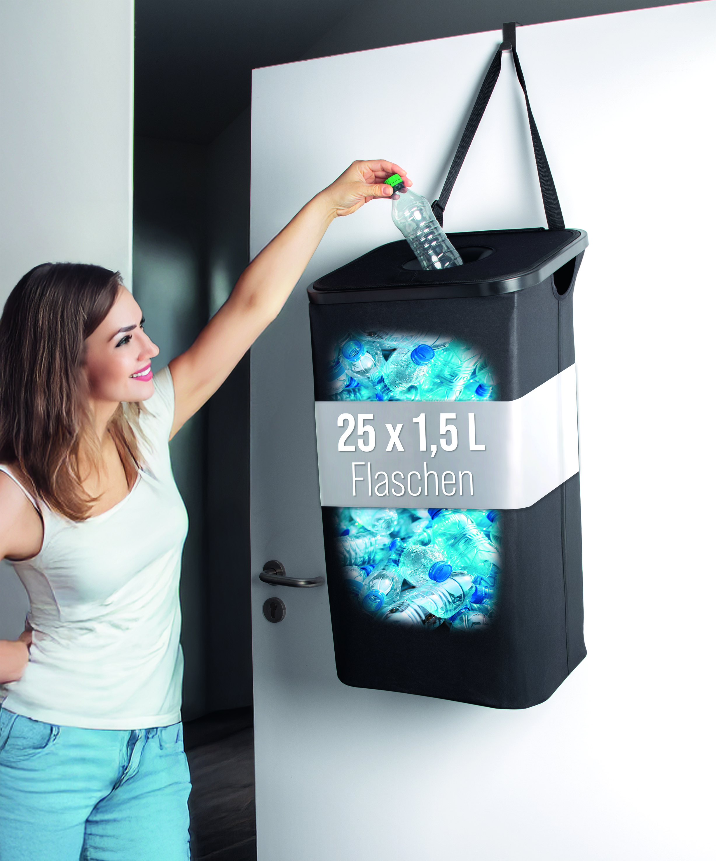Eine Frau wirft eine Plastikflasche in einen schwarzen Recycling-Beutel, der an einer Tür hängt. Der Beutel ist voll.