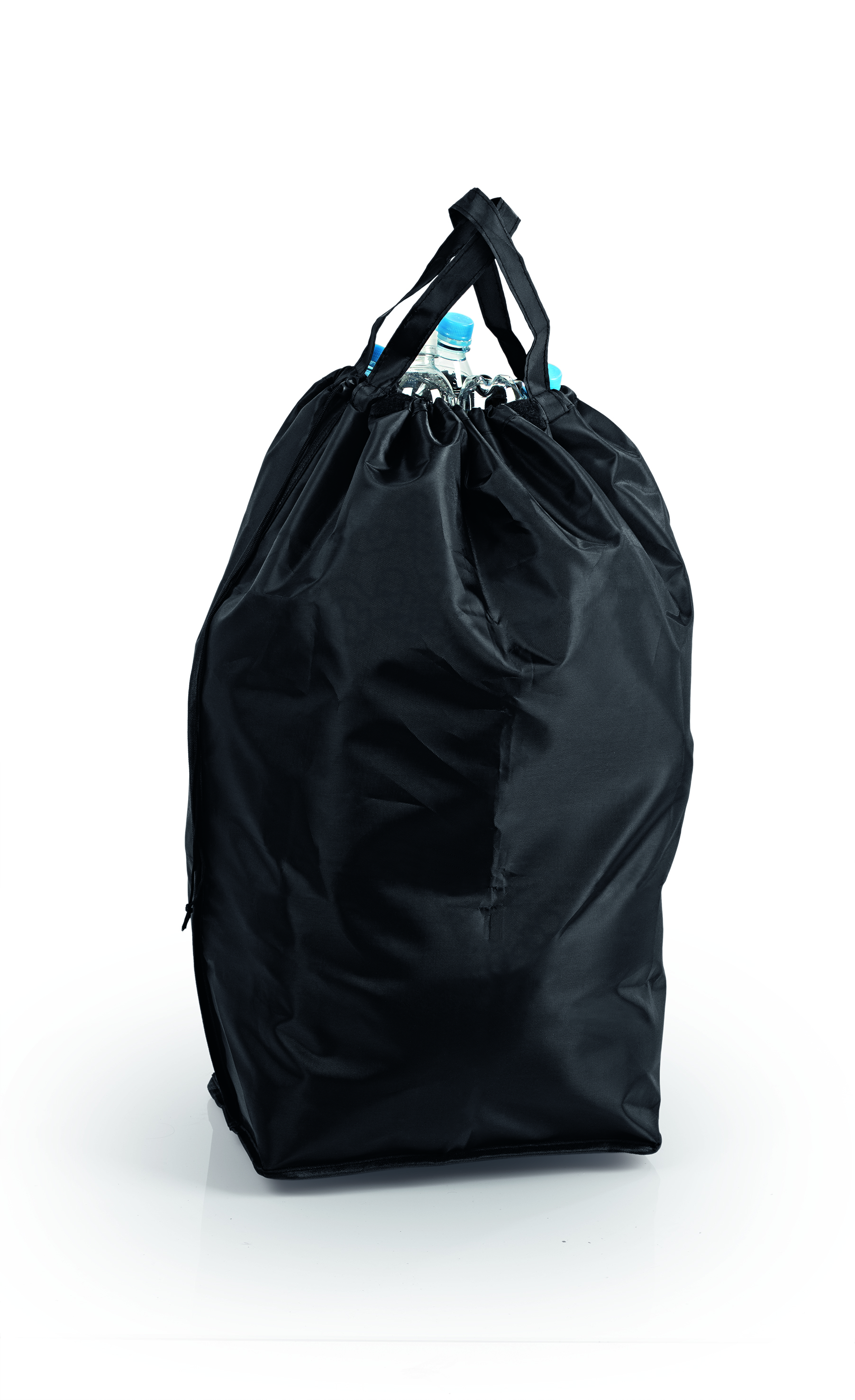 Eine schwarze Tasche, gefüllt mit Wasserflaschen. Die Tasche hat Griffe und steht auf weißem Hintergrund.