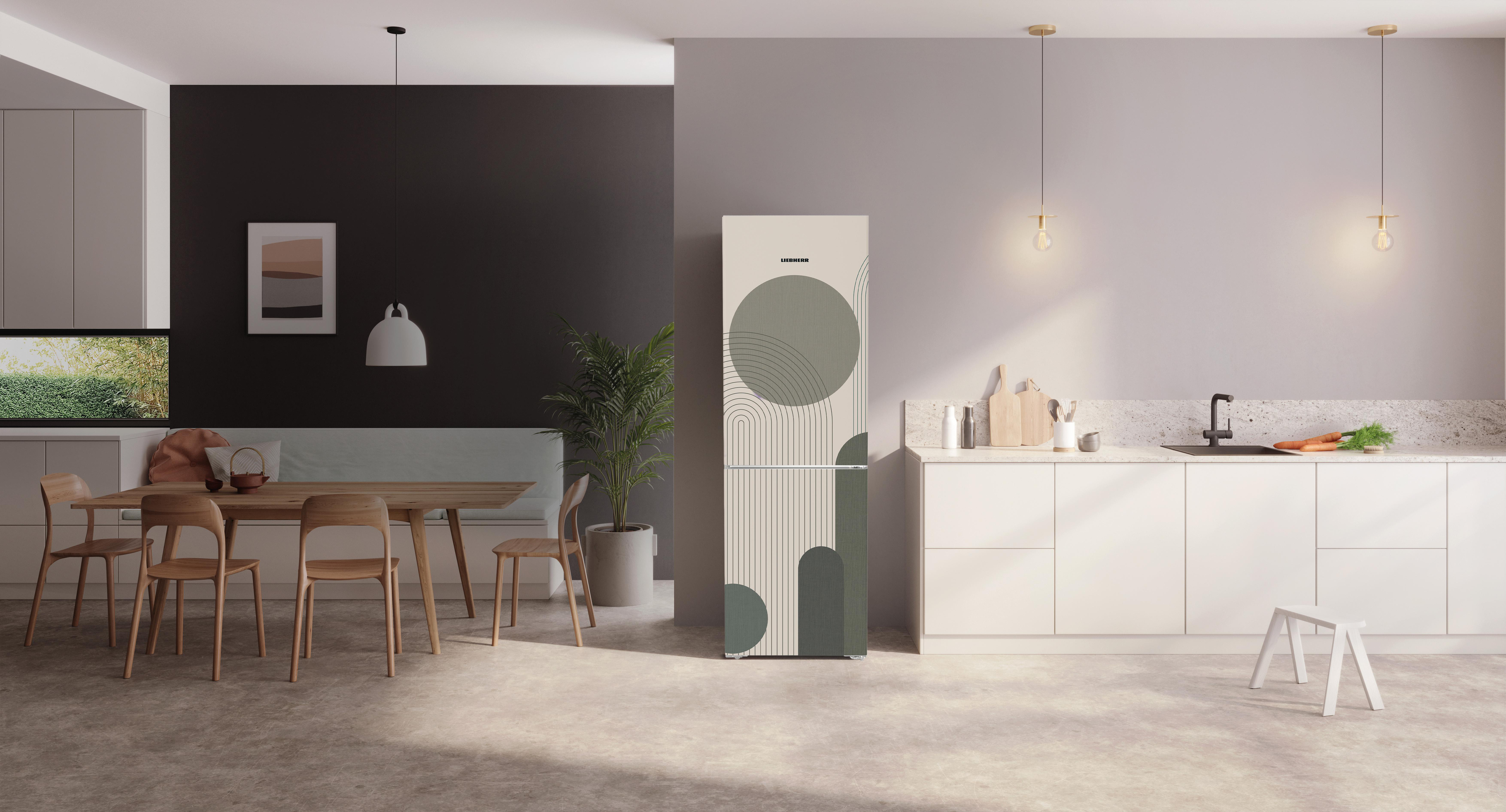 Moderne Küche mit Kühlschrank, Esstisch und weißen Schränken. Eine Pflanze, Kunstwerke und Pendelleuchten.