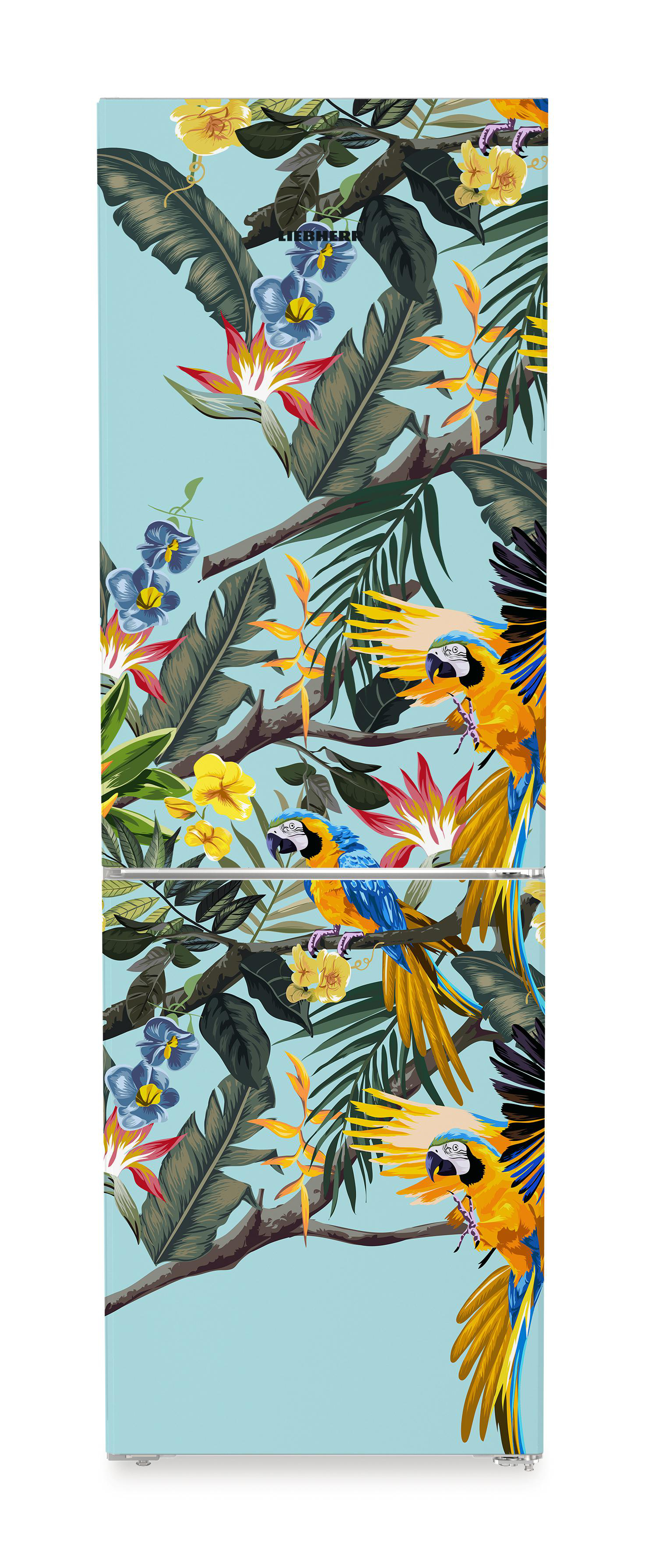 Kühlschrank mit tropischem Design. Er zeigt Papageien, Blumen und Blätter auf hellblauem Hintergrund. Das Design bedeckt die gesamte Oberfläche.