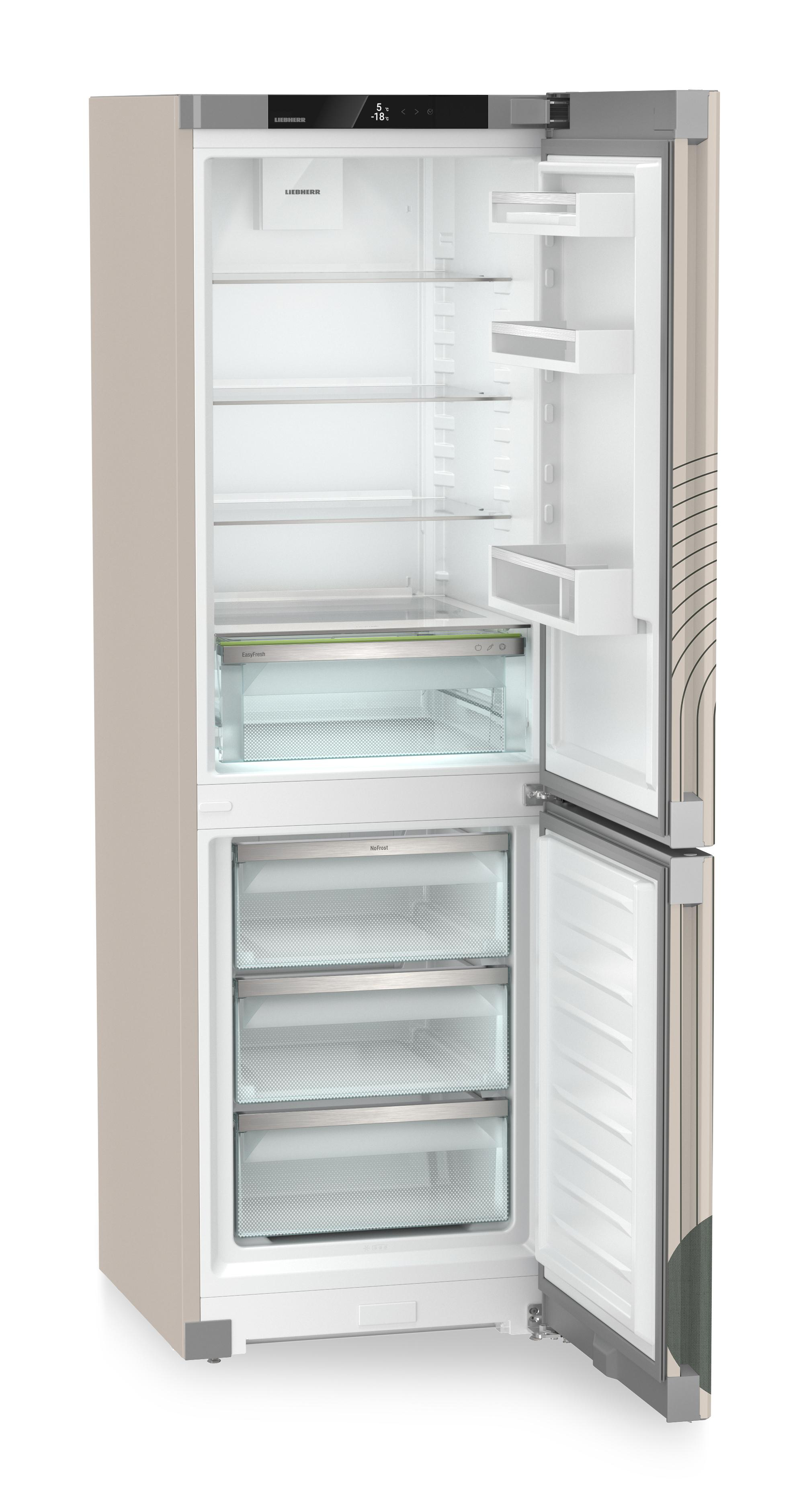 Ein beigefarbener Liebherr-Kühlschrank mit geöffneten Türen. Der Kühlschrank hat mehrere Regale, Schubladen und ein Display.