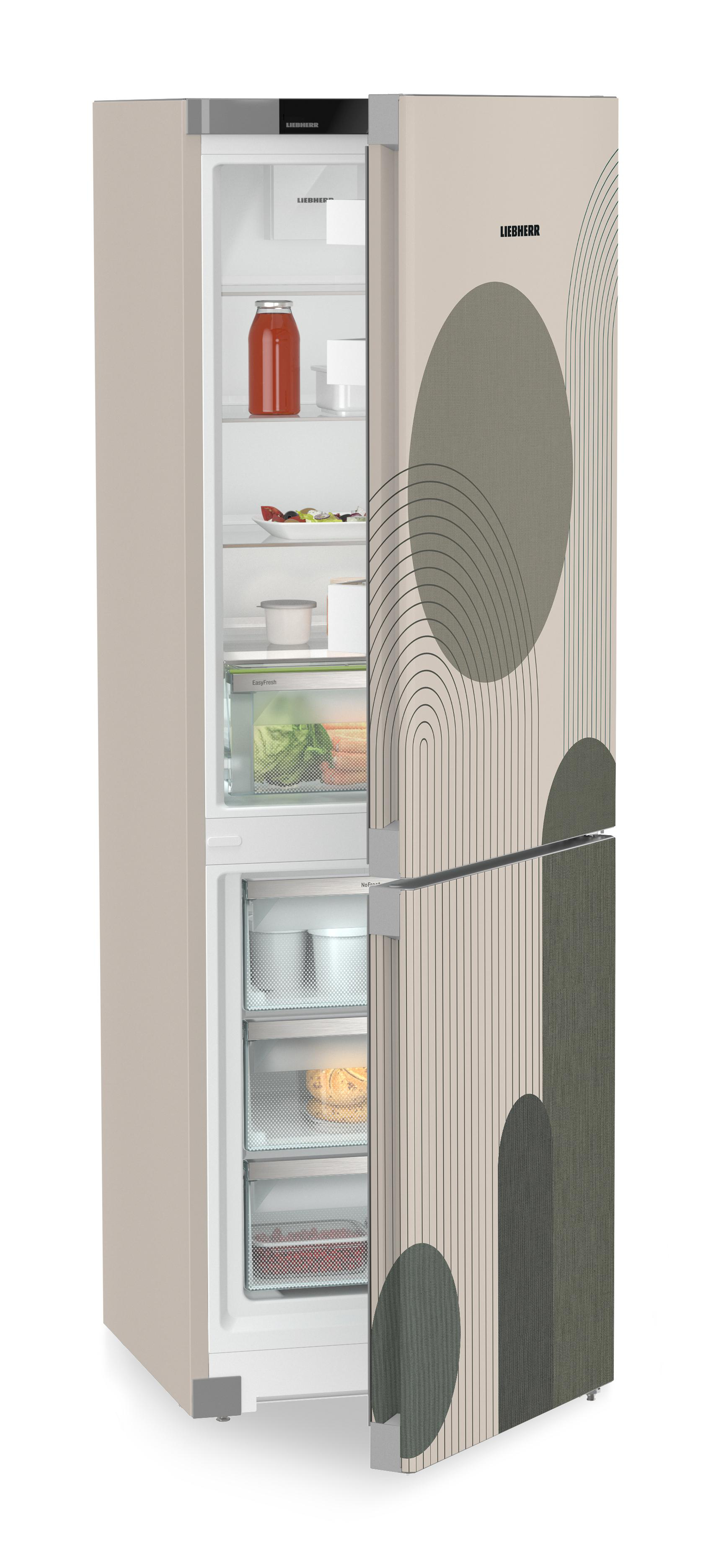 Ein Kühlschrank mit beigem Äußeren und offener Tür. Im Inneren befinden sich Regale mit Lebensmitteln, darunter Gläser und Produkte.