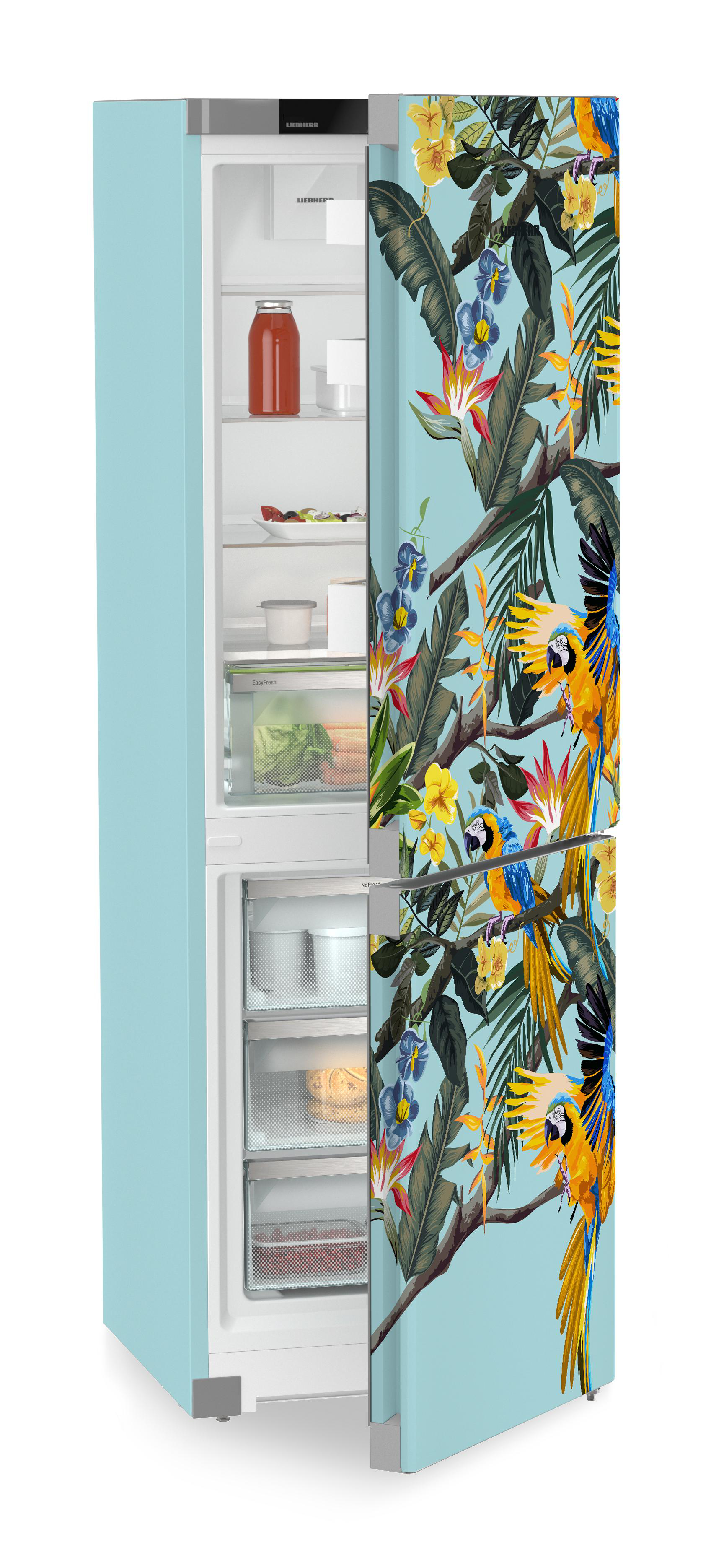Ein hellblauer Kühlschrank mit tropischem Design auf den Türen, mit Papageien und Blumen. Die Tür ist geöffnet, um das Innere zu zeigen.