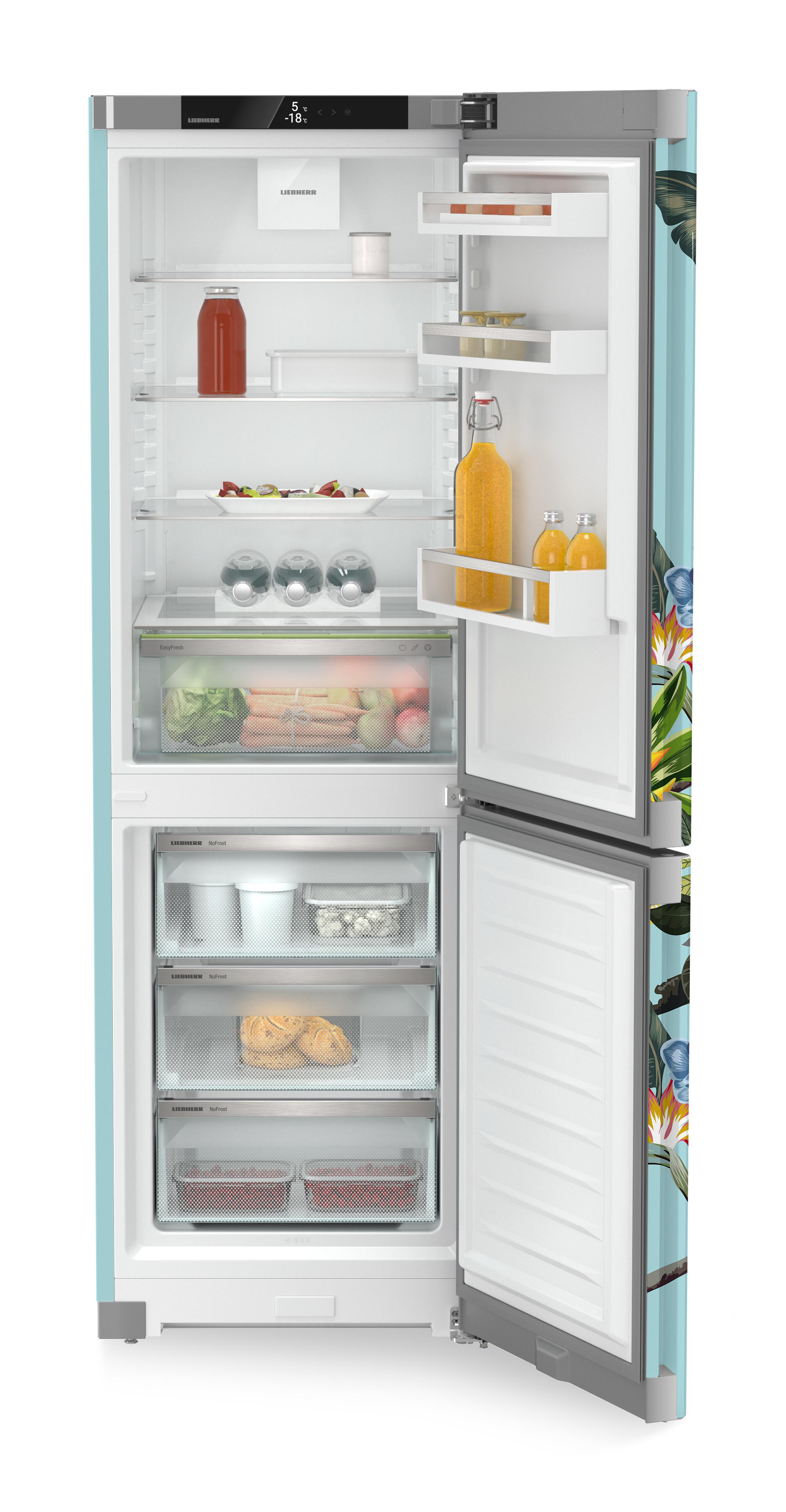 Offener Kühlschrank mit Lebensmitteln und Getränken. Tropisches Design an der Seite. Gemüse, Saft und Gläser sind sichtbar.