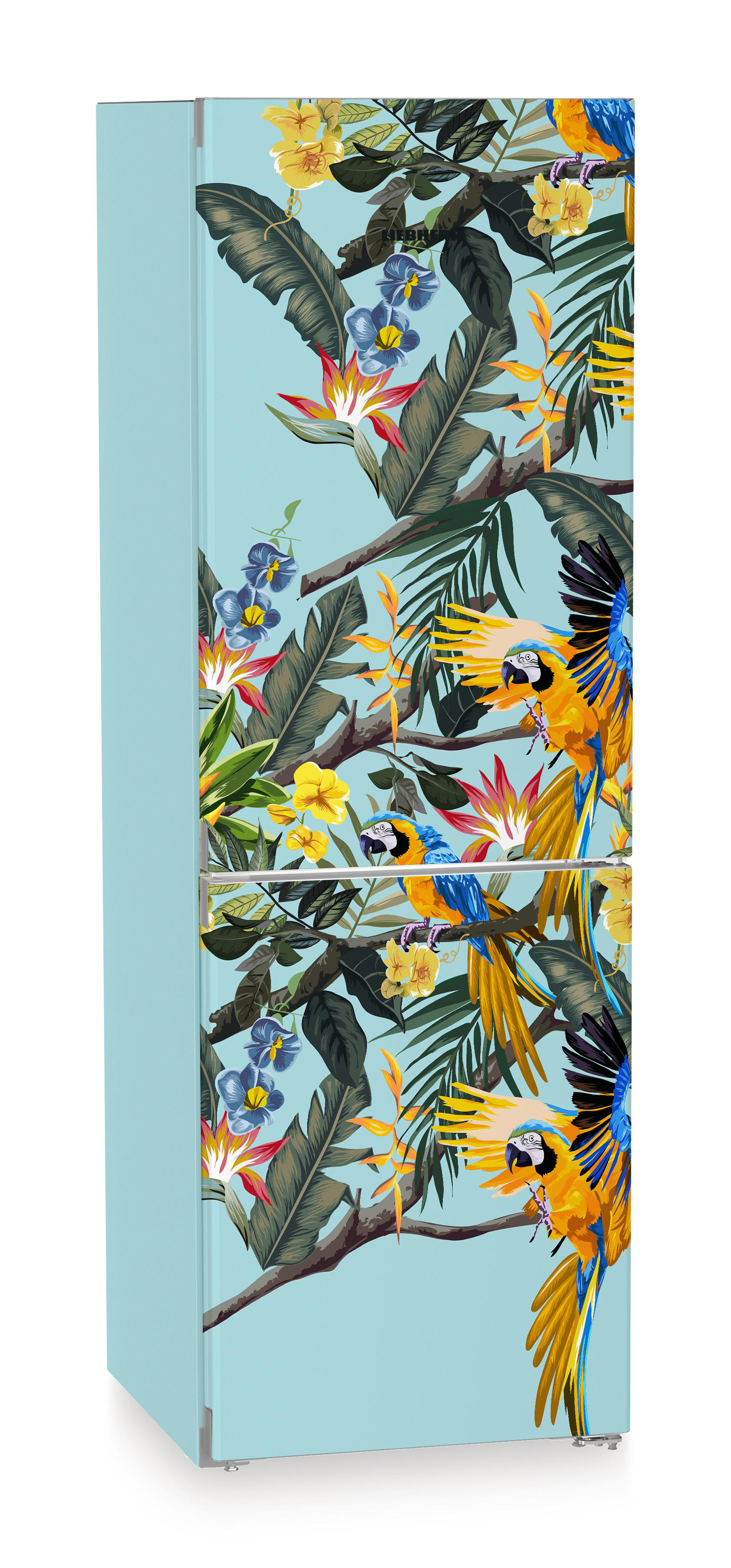 Ein Kühlschrank mit tropischem Design mit Papageien, Blumen und üppigem grünem Laub auf hellblauem Hintergrund.