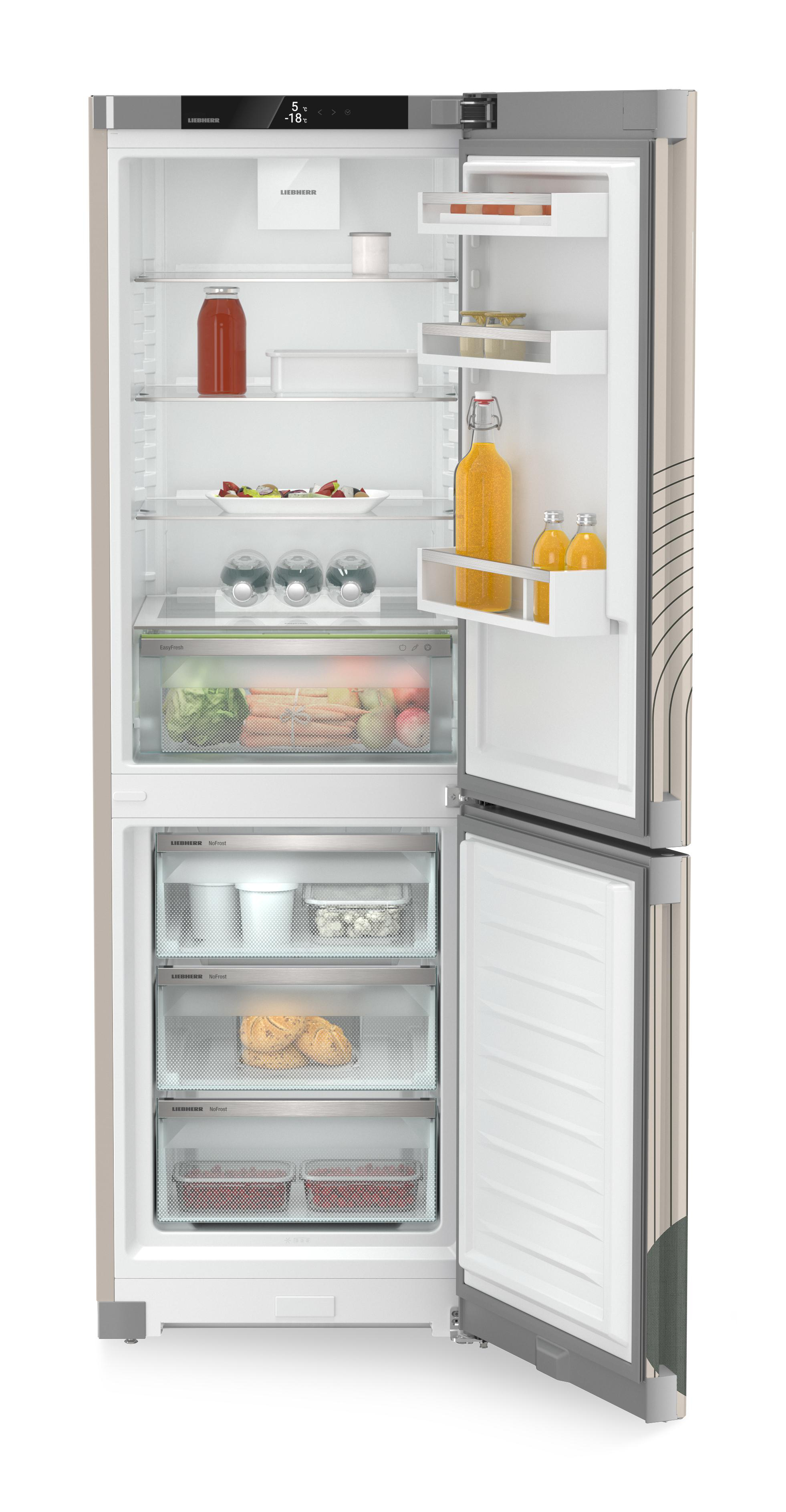 Offener Kühlschrank mit Produkten, Saft und Flaschen. Die Gefriertür ist geöffnet. Der Kühlschrank zeigt Temperaturmesswerte an.