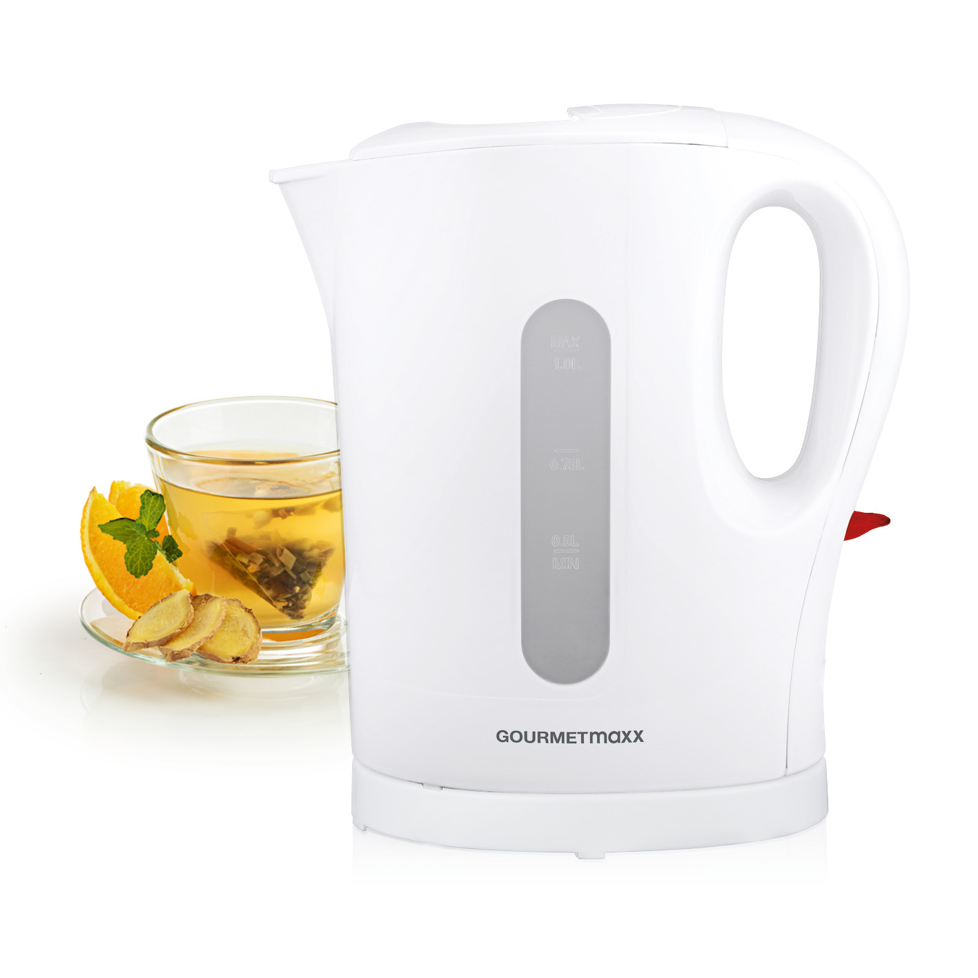 Ein weißer Wasserkocher neben einem Glas Tee mit Orangenscheiben und Ingwer. Der Wasserkocher hat eine Wasserstandsanzeige.