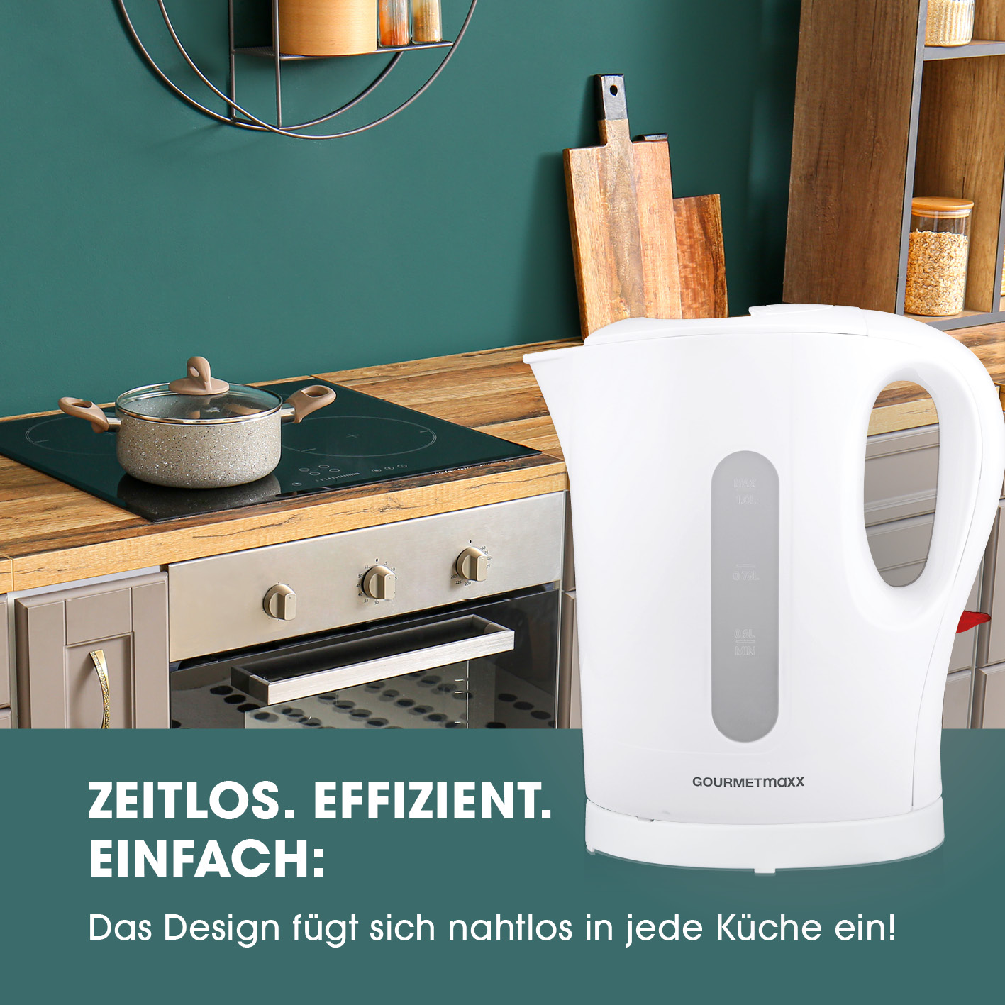 Ein weißer Wasserkocher steht in einer Küche. Ein Topf auf dem Herd, Schneidebretter aus Holz und Text sind sichtbar.