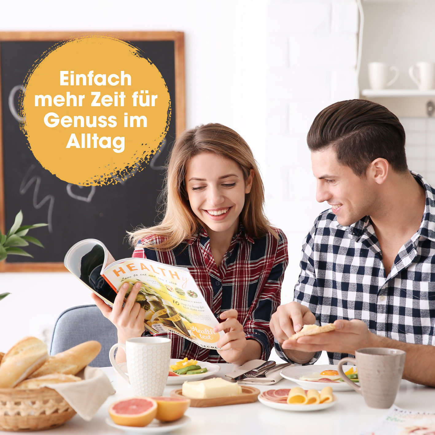 Ein Paar genießt das Frühstück mit einer Zeitschrift. Tisch mit Brot, Obst und Eiern. Sie lächeln.