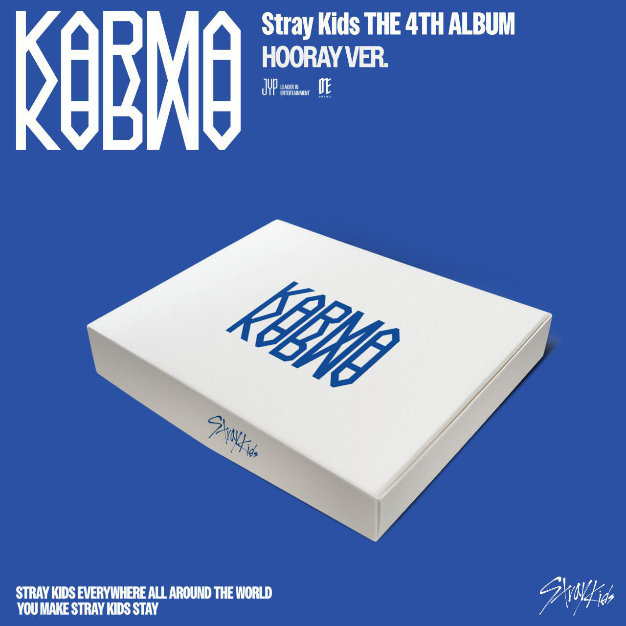 Weiße Box mit blauem 'Karma'. Der Hintergrund ist blau. Text sagt 'Stray Kids' und Albumname. Stray Kids überall.