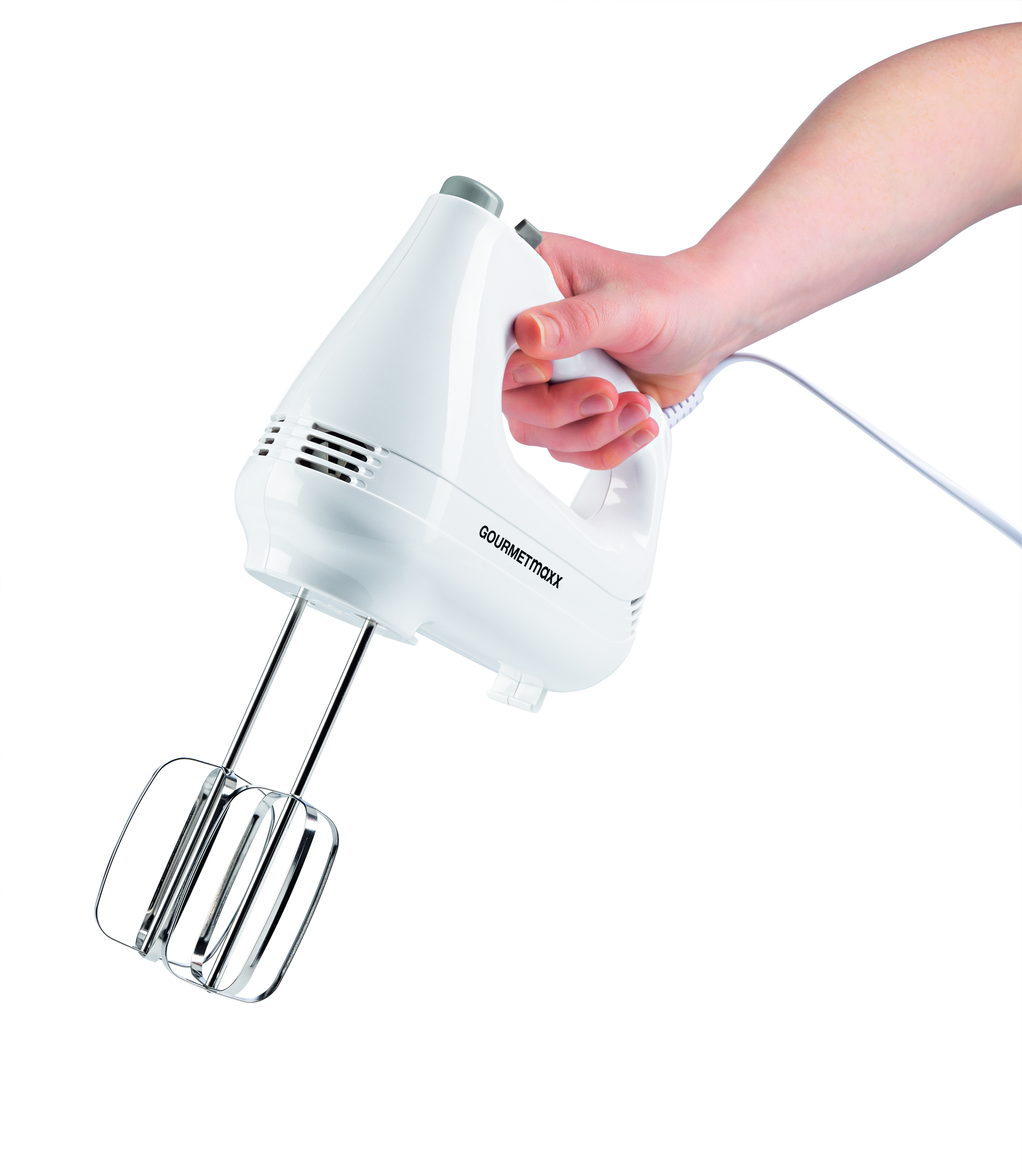 Eine Hand hält einen weißen Handmixer mit Metallbesen. Der Mixer ist mit 'GOURMETmaxx' beschriftet und hat ein weißes Kabel.