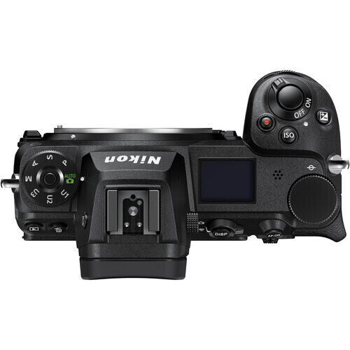Siyah bir Nikon kameranın üstten görünümü. Kadranlar, düğmeler, bir ekran ve Nikon logosu bulunur. Kamera beyaz bir arka plan üzerinde.