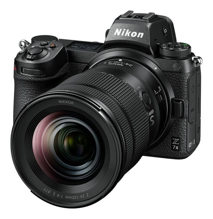 Siyah bir Nikon Z 7II fotoğraf makinesi ve lens. Nikon logosu ve lens detayları var. Lens bir Nikkor 24-120mm.
