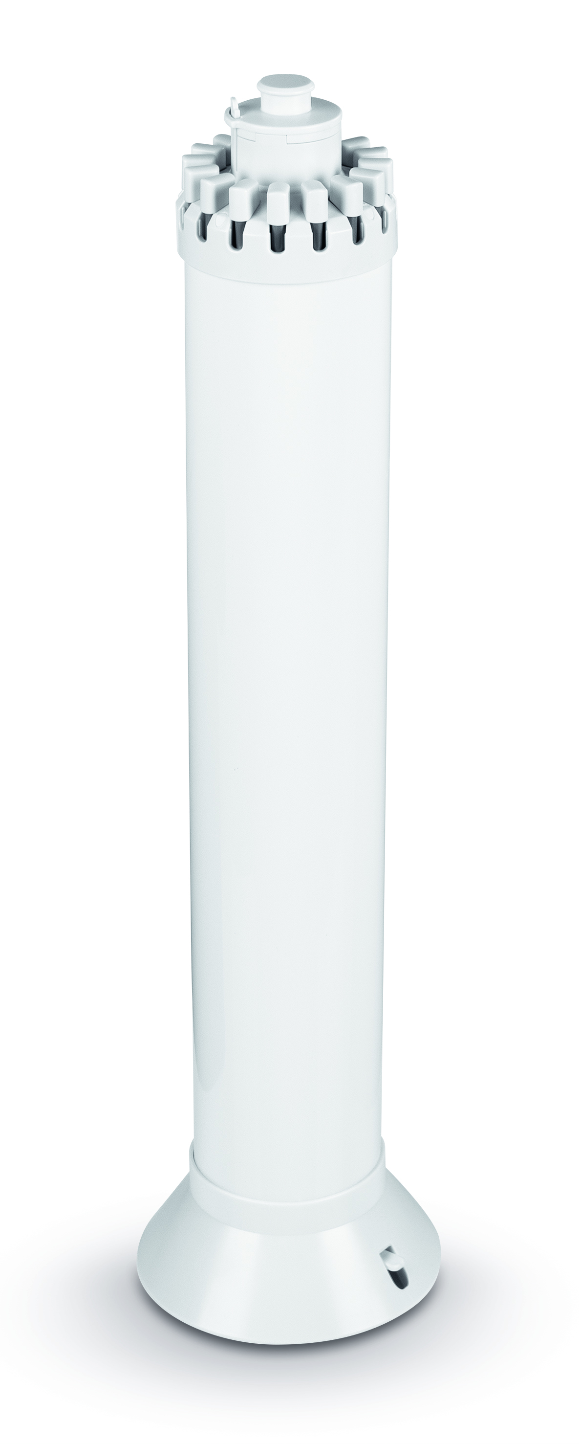 Ein weißer zylindrischer Wasserfilter mit abgerundeter Oberseite und breiterer Basis, vor weißem Hintergrund. Er hat eine strukturierte Oberseite.