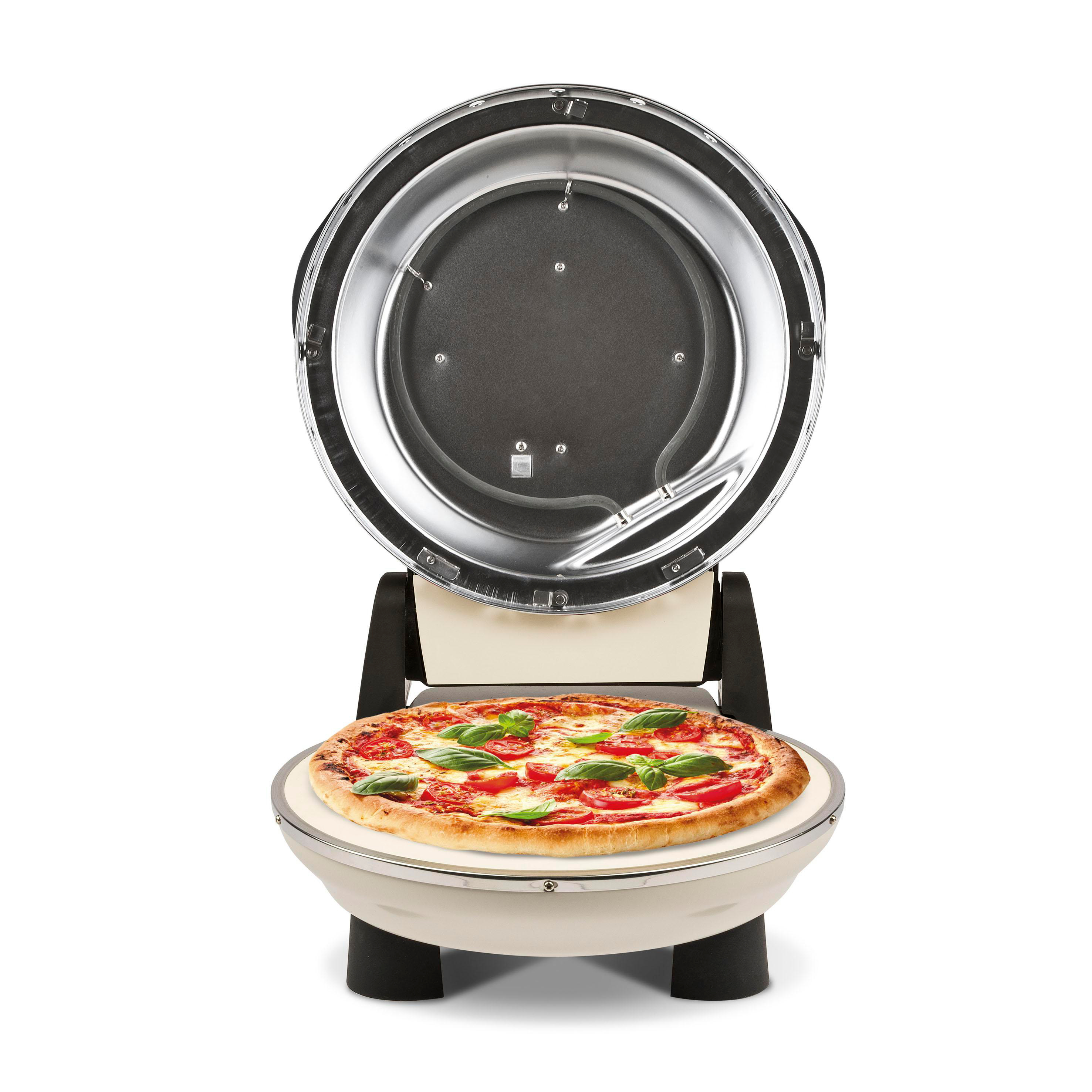 Ein offener Pizzaofen mit einer darin gebackenen Pizza. Die Pizza hat Tomaten, Basilikum und Käse. Der Ofen steht vor weißem Hintergrund.