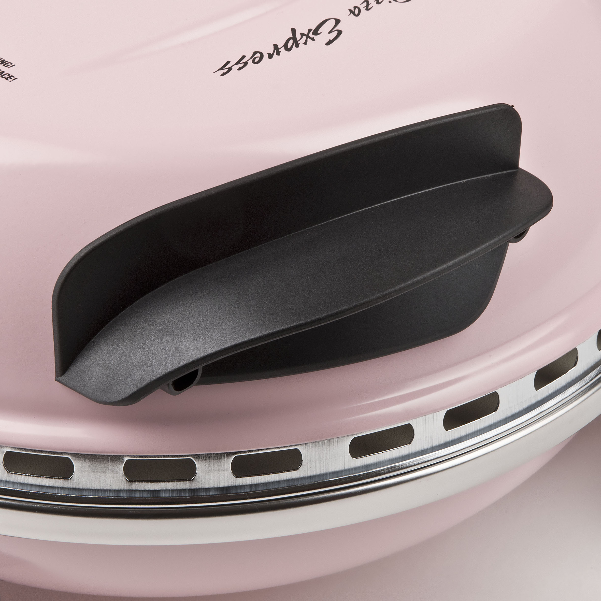 Ein rosa Pizzaofen mit schwarzem Griff. Der Ofen ist mit "Pizza Express" beschriftet.