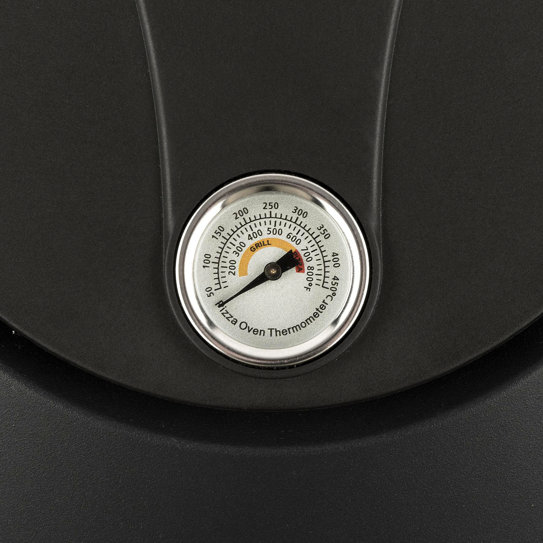 Nahaufnahme eines Pizzaofenthermometers. Die Nadel zeigt eine Temperatur von ca. 700°F an. Das Wort GRILL ist sichtbar.