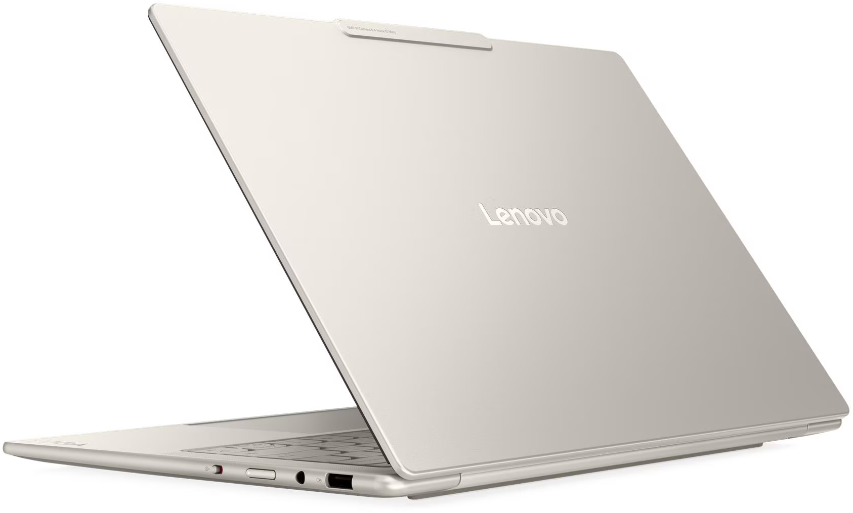 Egy ezüst Lenovo laptop kissé nyitva van. A képernyő szögben áll, felfedve a billentyűzetet. A Lenovo logó látható.