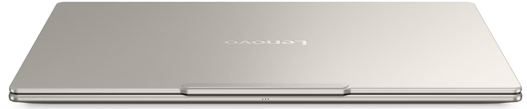 Zárt, világosszürke Lenovo laptop. A fedél látható, a Lenovo logóval. A laptop fehér felületen van.