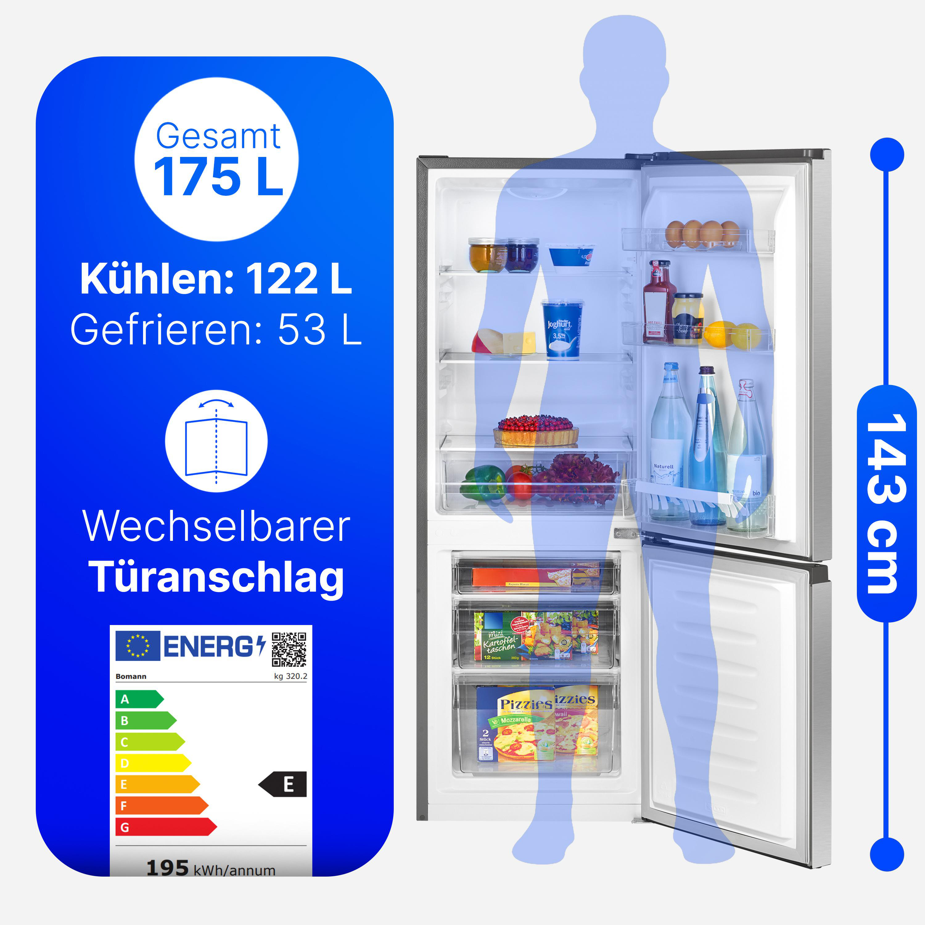 Ein Kühlschrank mit offenen Türen, die Regale mit Lebensmitteln zeigen. Er hat ein blaues Energielabel und eine Höhe von 143 cm.