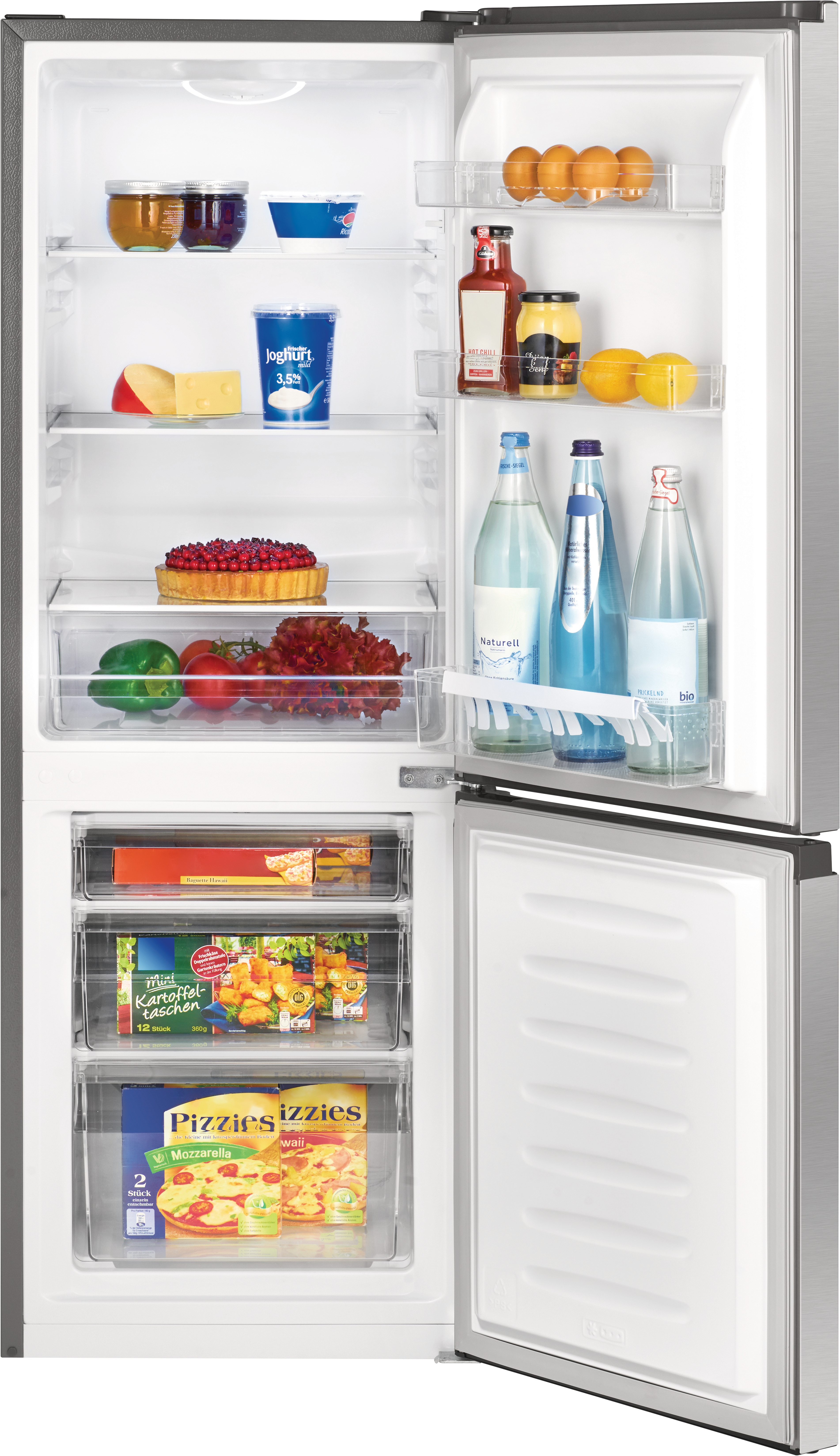 Ein offener Kühlschrank mit verschiedenen Lebensmitteln: Joghurt, Käse, Eier, Wasserflaschen, Gemüse und Tiefkühlpizzen und Kartoffelsnacks.