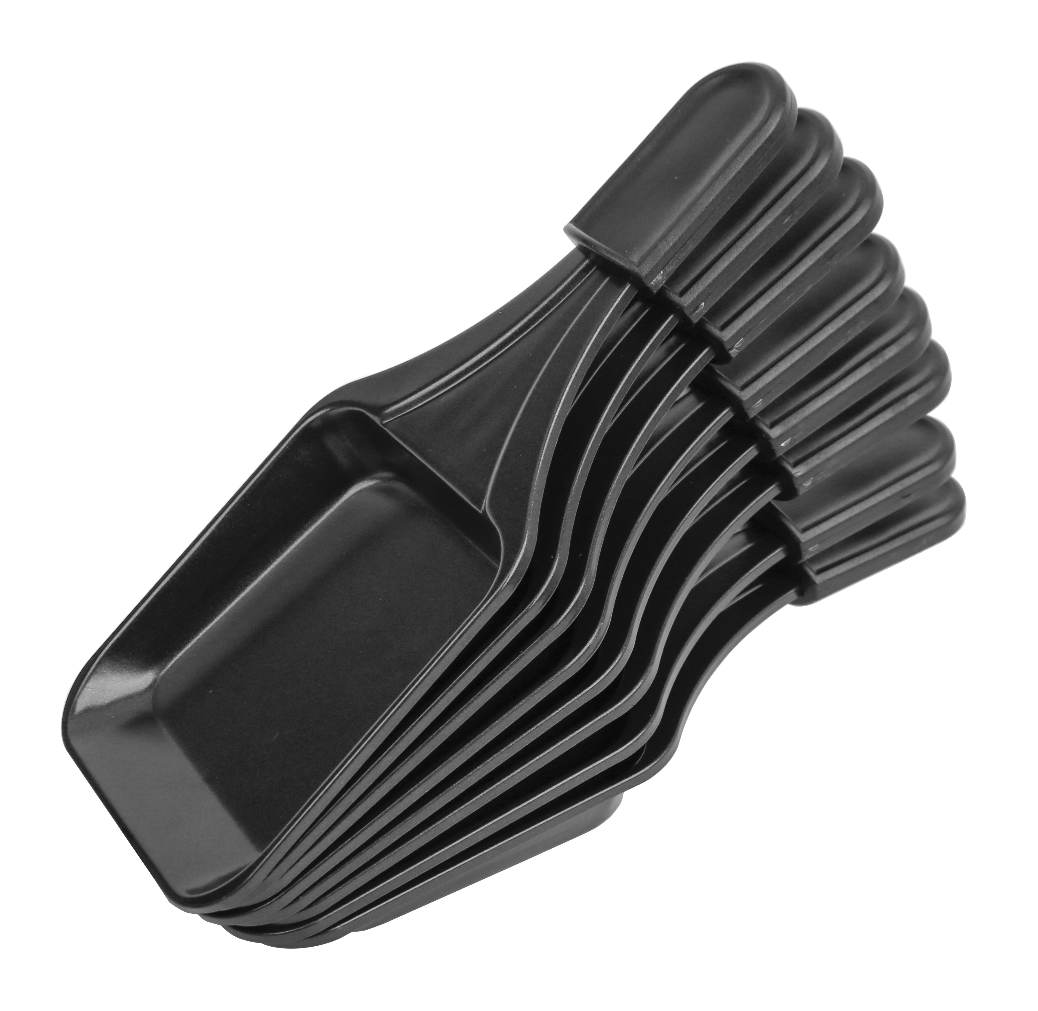 Ein Stapel schwarzer Raclette-Käseschaber. Sie haben eine Schaufelform und einen Griff. Der Hintergrund ist weiß.