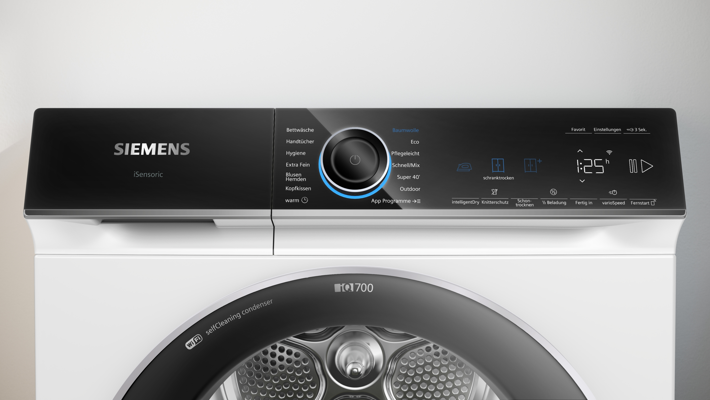 Ein Siemens-Trockner mit schwarzem Bedienfeld. Er hat eine Digitalanzeige mit Uhrzeit. Der untere Teil hat eine Tür mit rundem Design.