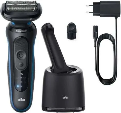 Czarna golarka elektryczna z podstawką ładującą, szczoteczką do czyszczenia i zasilaczem. Golarka jest oznaczona Braun S5.