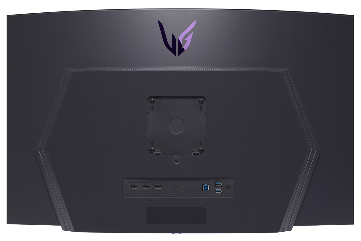 Tył ciemnego monitora z logo, uchwytem montażowym i portami. Widoczne porty HDMI, USB i inne.