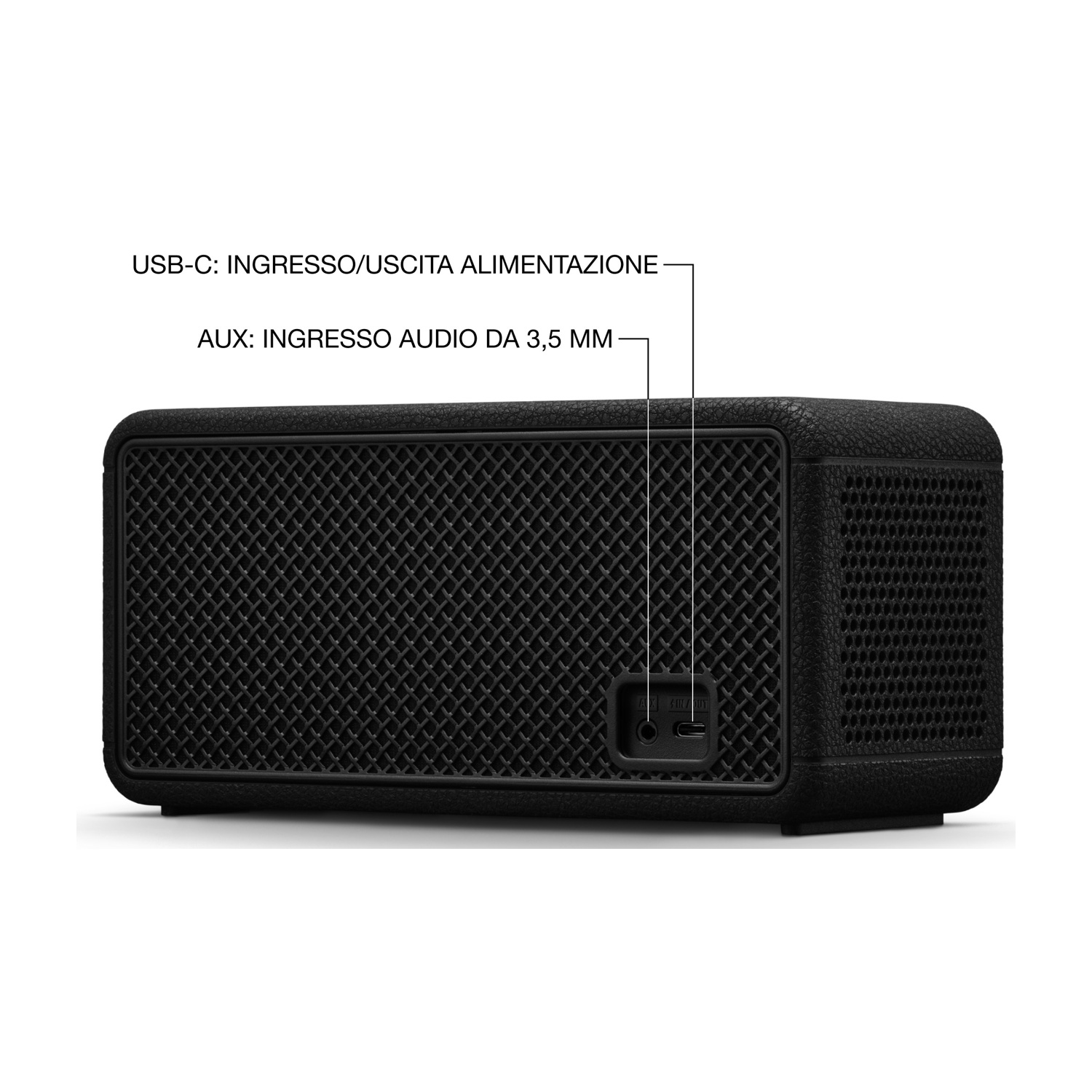 Altoparlante nero con parte anteriore a rete. Le etichette indicano l'ingresso/uscita di alimentazione USB-C e l'ingresso audio da 3,5 mm. Sfondo bianco.